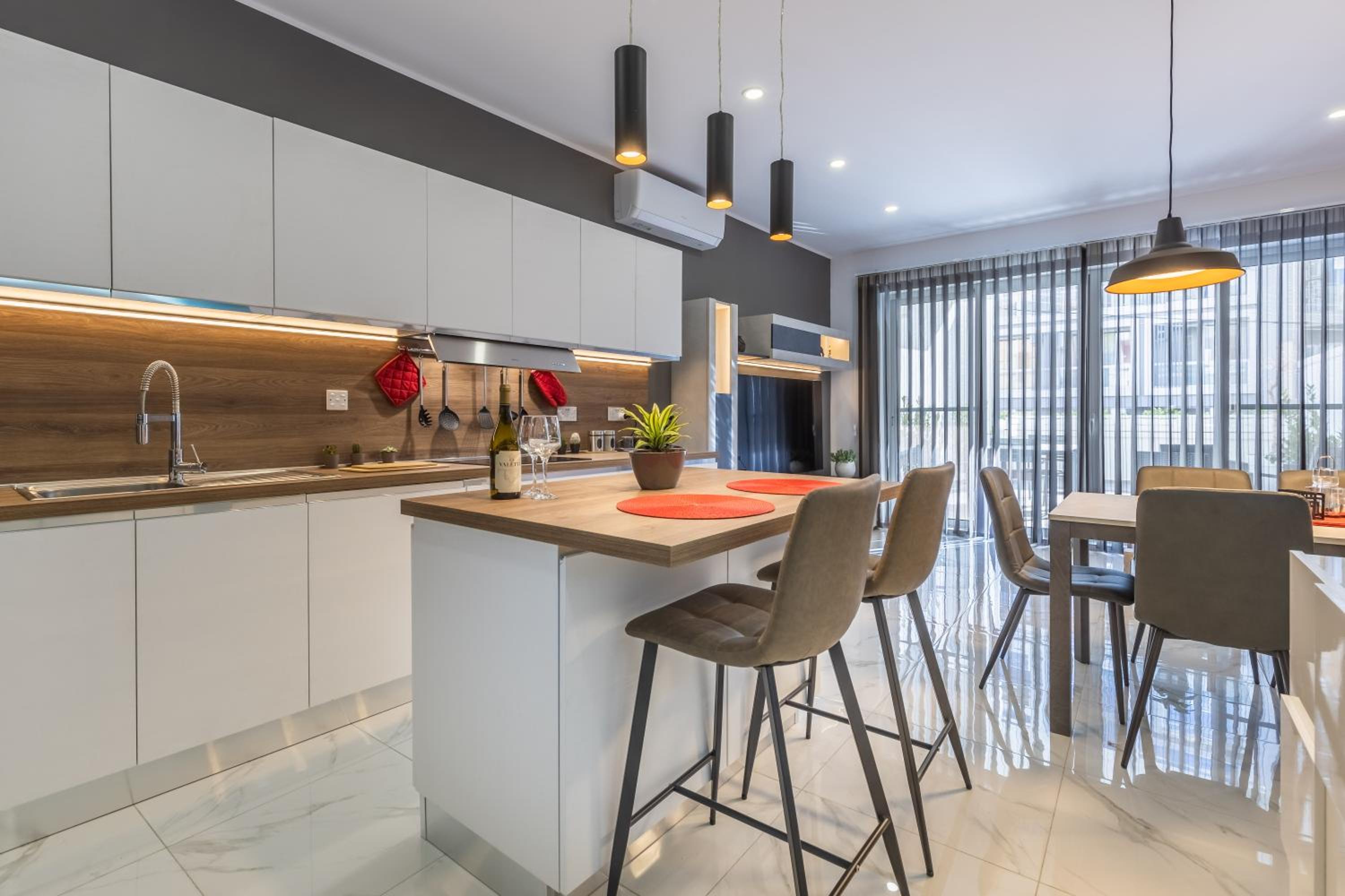 Urban Downtown Den in St Julians — St Julian's