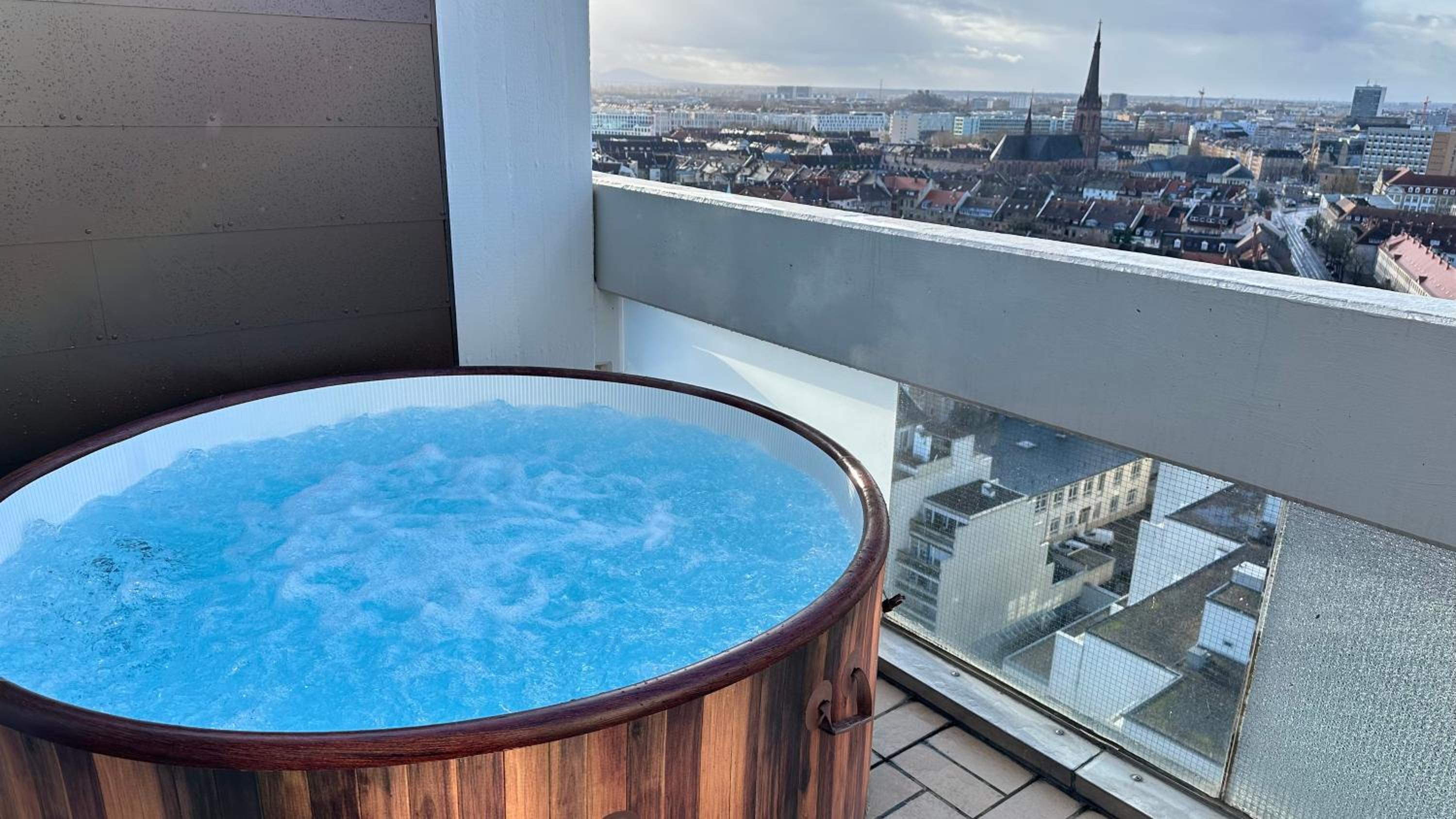 Das Penthouse - Jacuzzi - BBQ - Dachterrasse