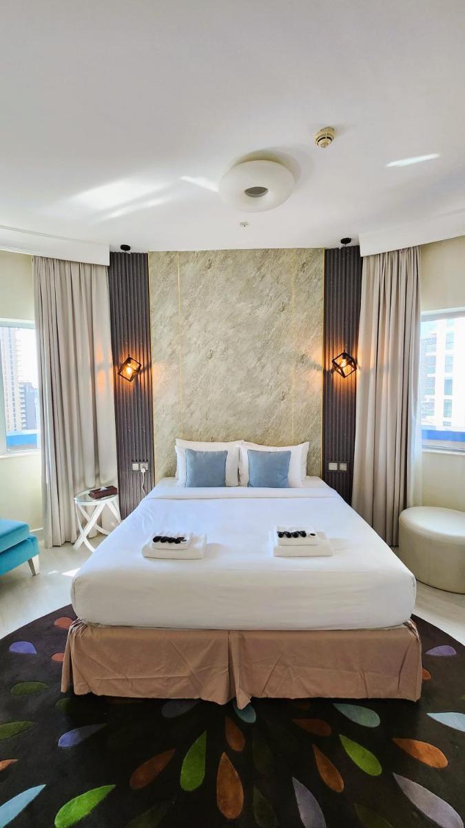 Elegant Apartment with Burj Khalifa View, Downtown