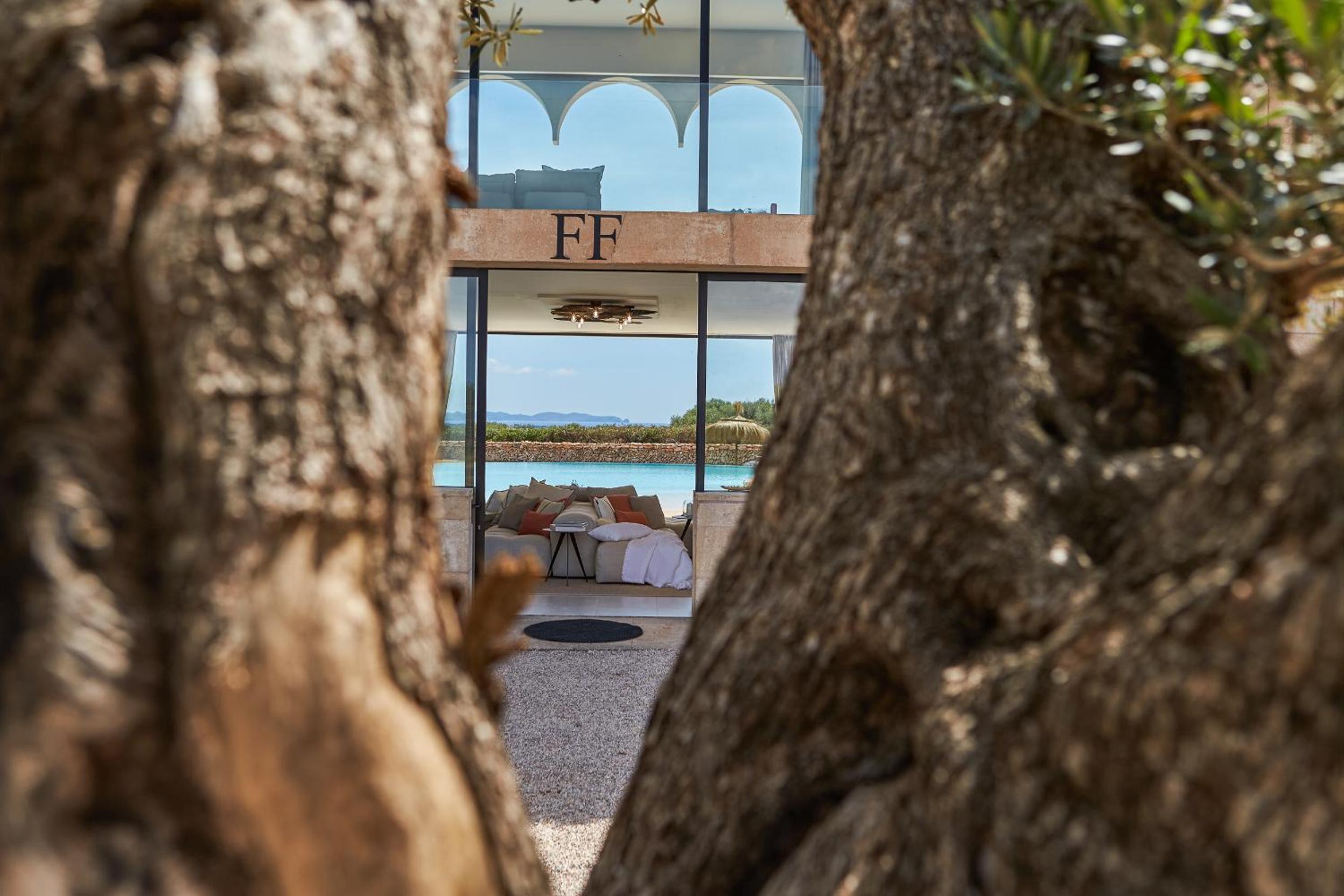 super luxury villa biggest pool Mallorca's