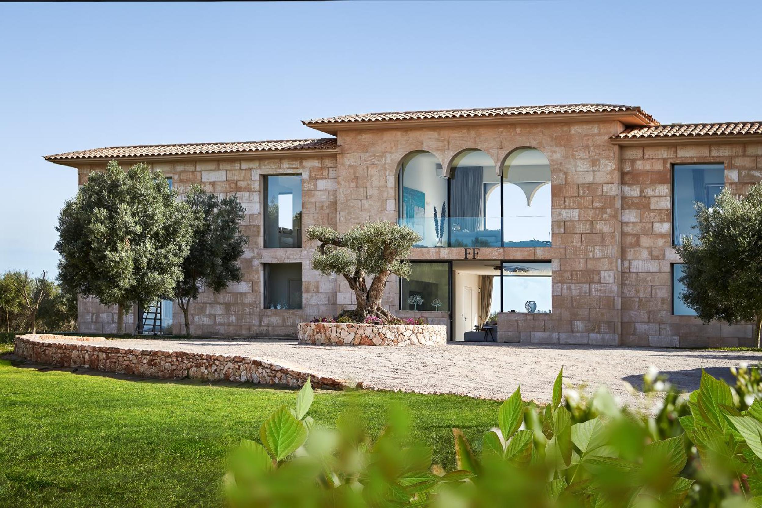 super luxury villa biggest pool Mallorca's