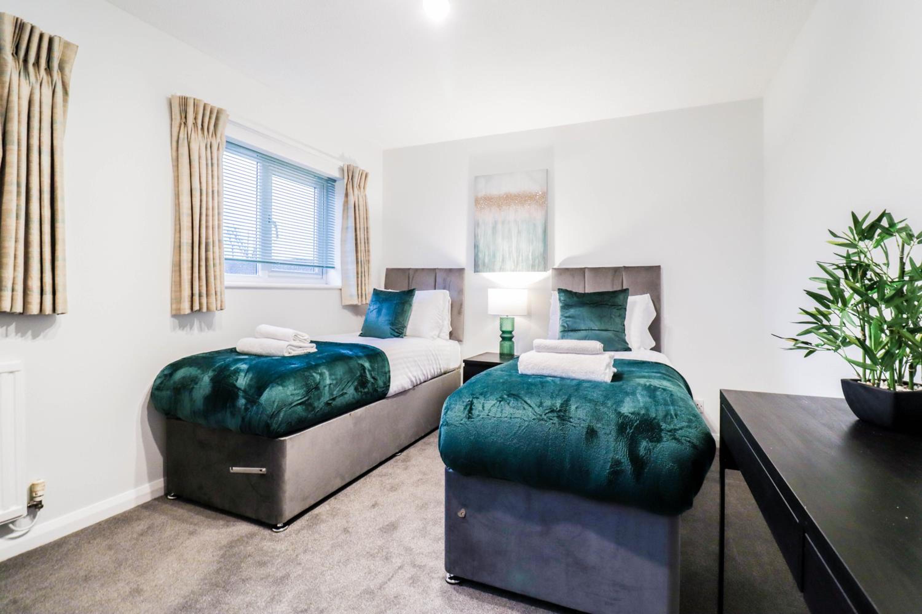 2 Bedroom Flat - Close to BBC studios!
