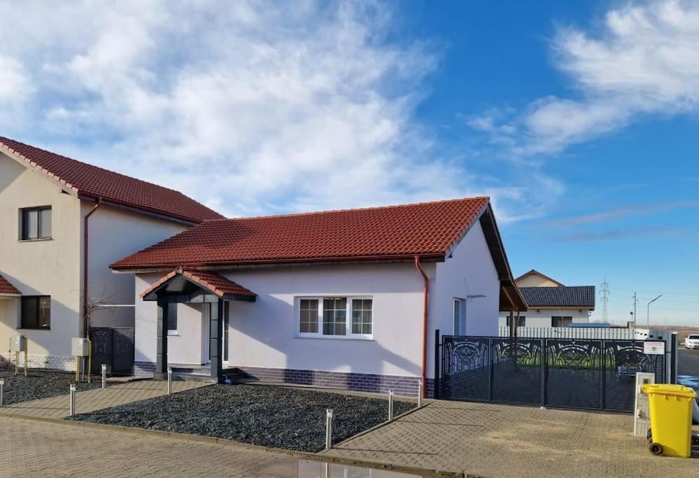 Hotel Home In Residential Neighborhood