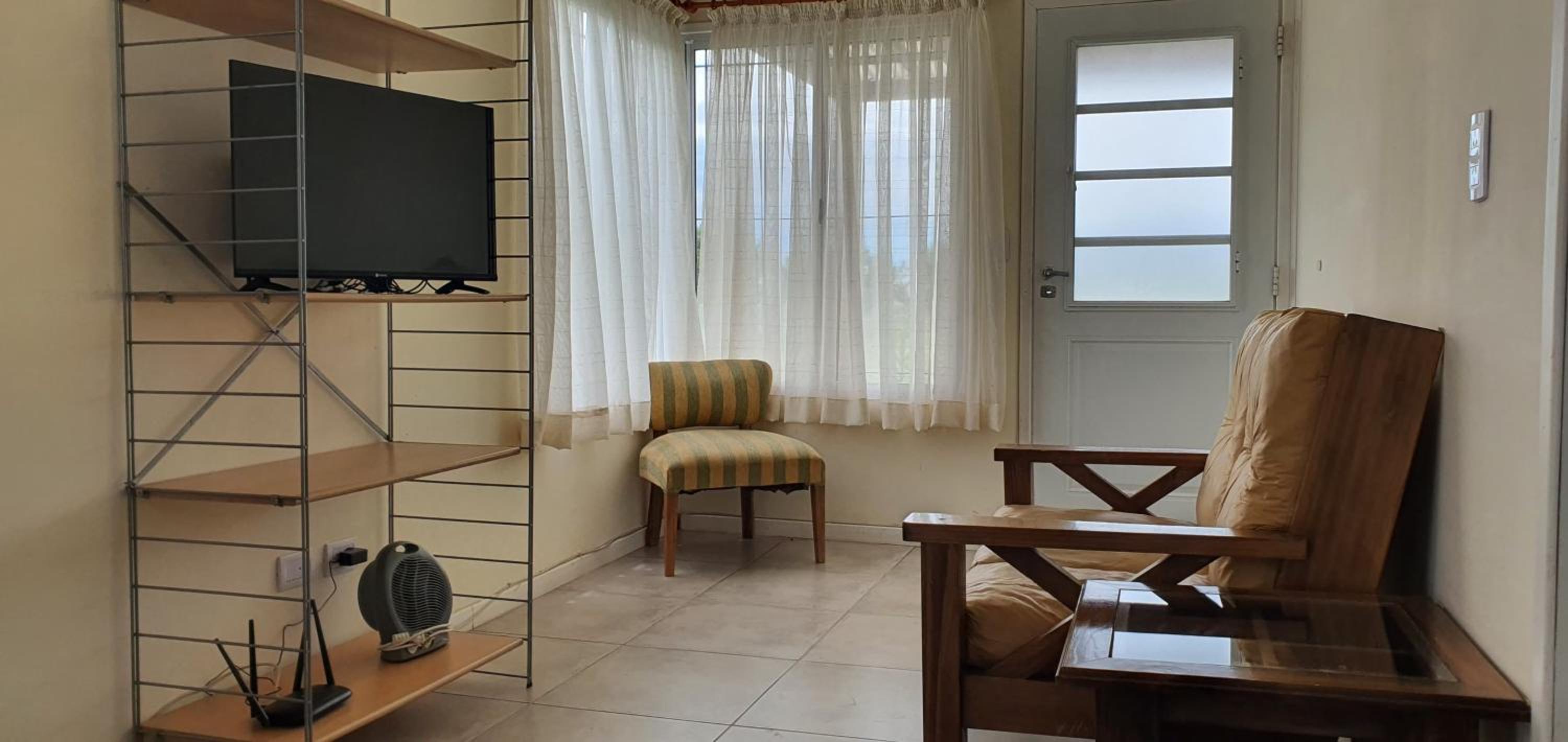 Casa con PILETA, PARRILLA y cochera cubierta