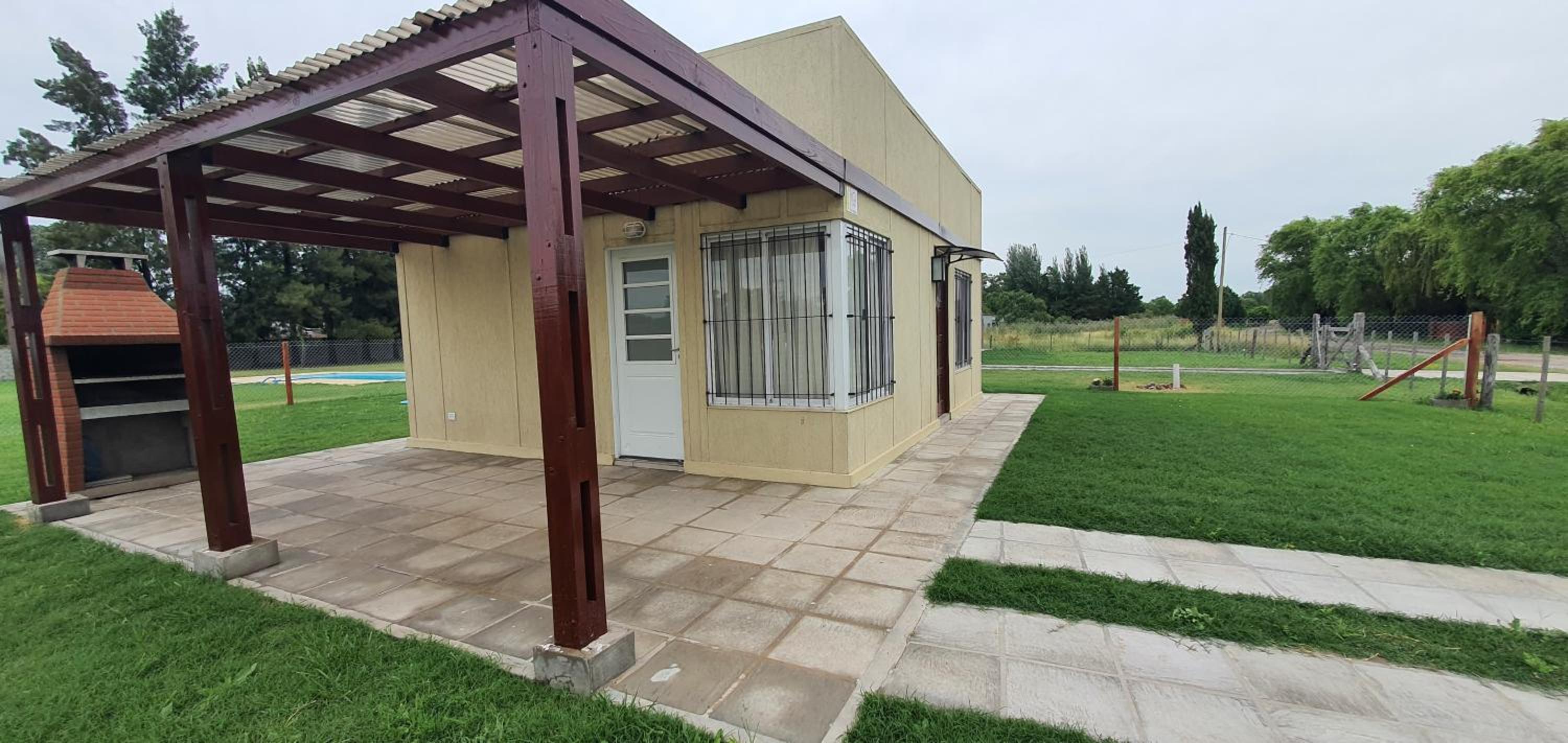 Casa con PILETA, PARRILLA y cochera cubierta