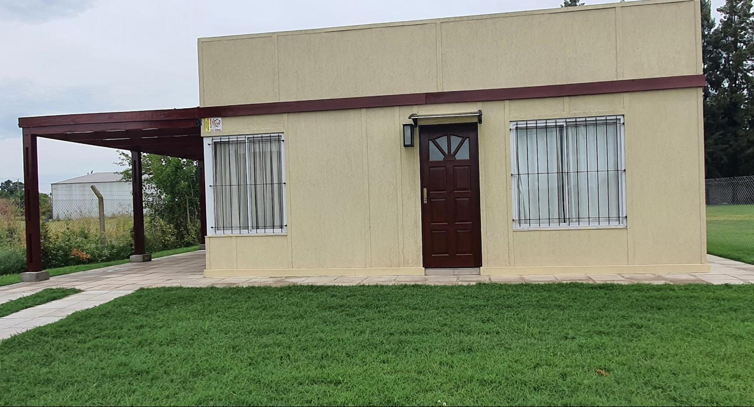 Casa con PILETA, PARRILLA y cochera cubierta