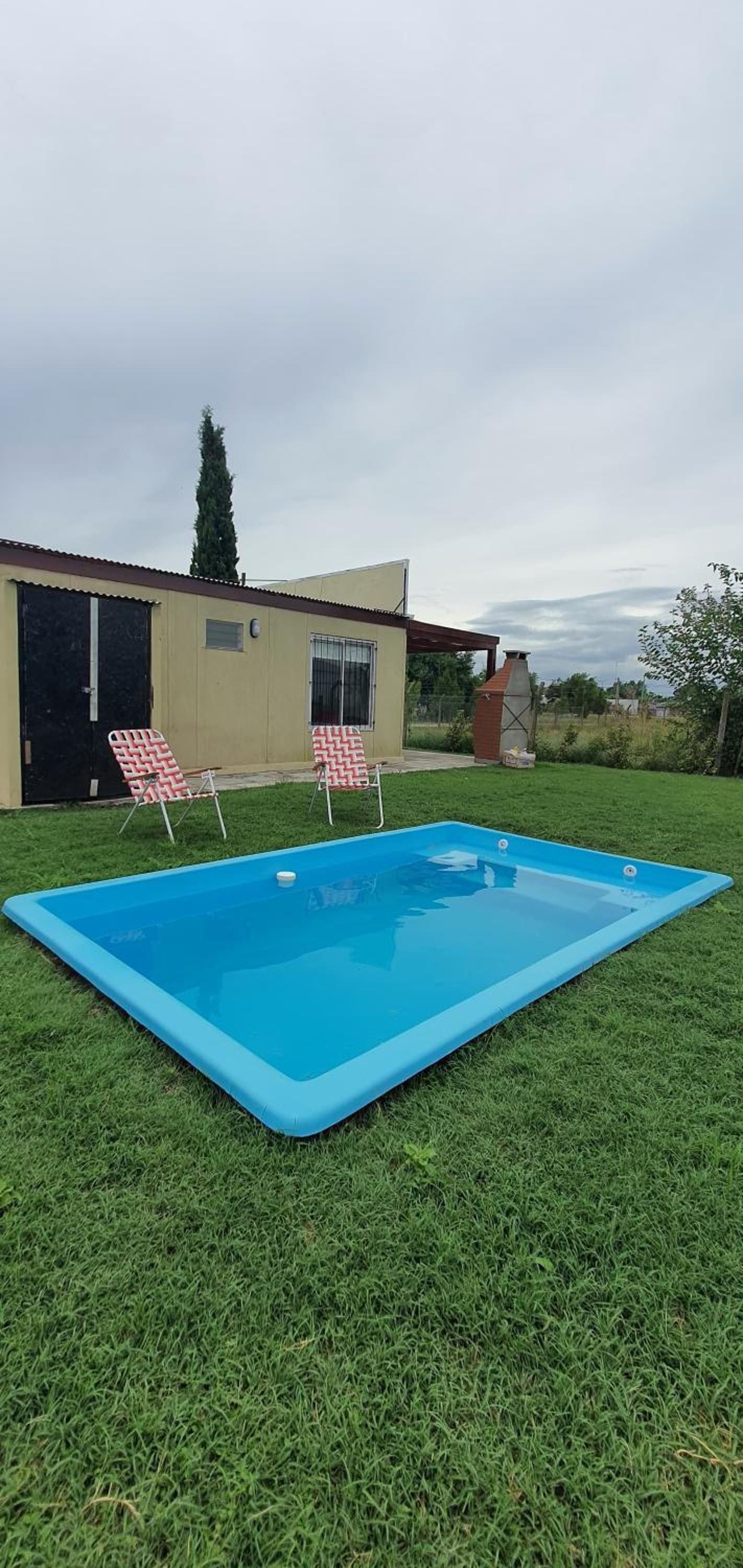 Casa con PILETA, PARRILLA y cochera cubierta