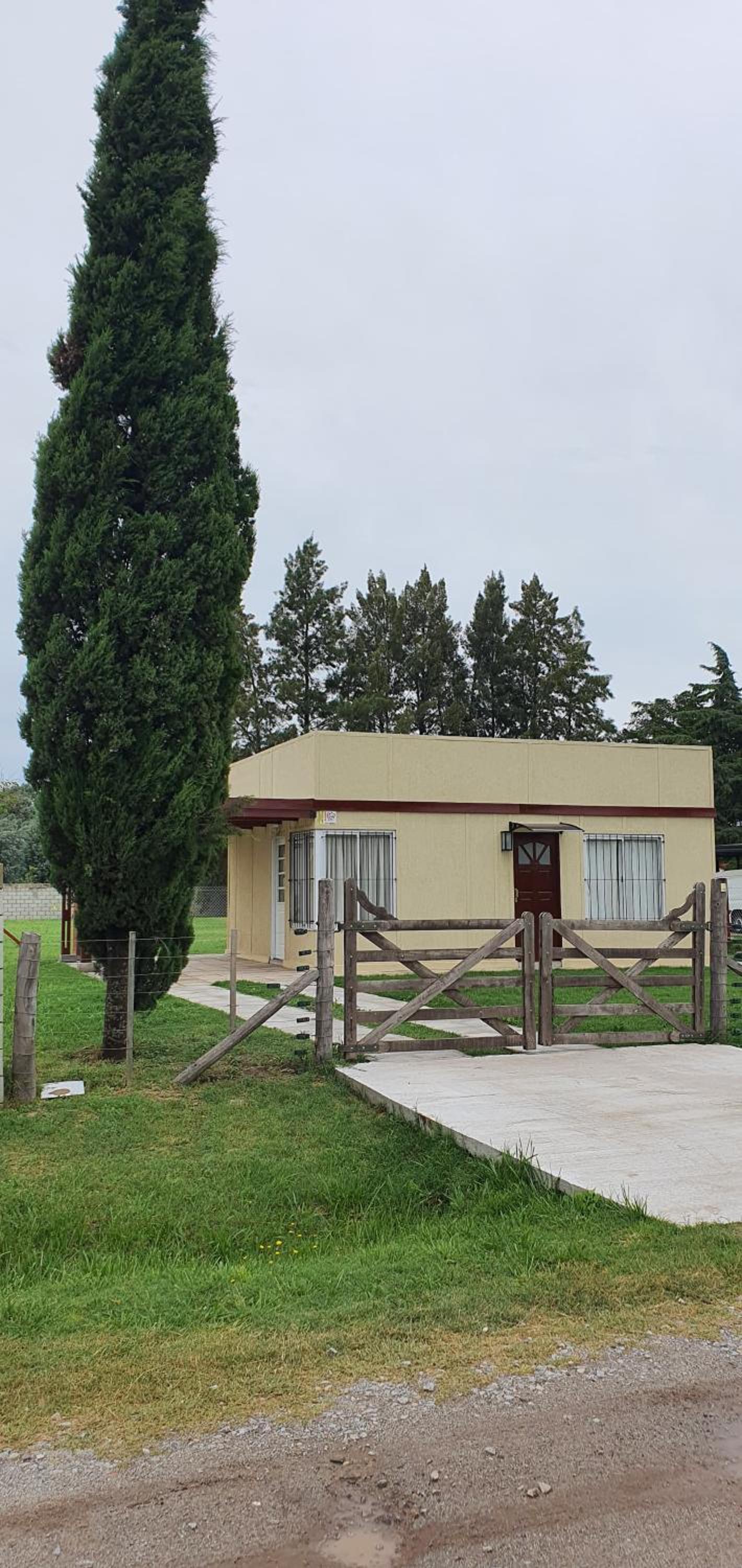 Casa con PILETA, PARRILLA y cochera cubierta