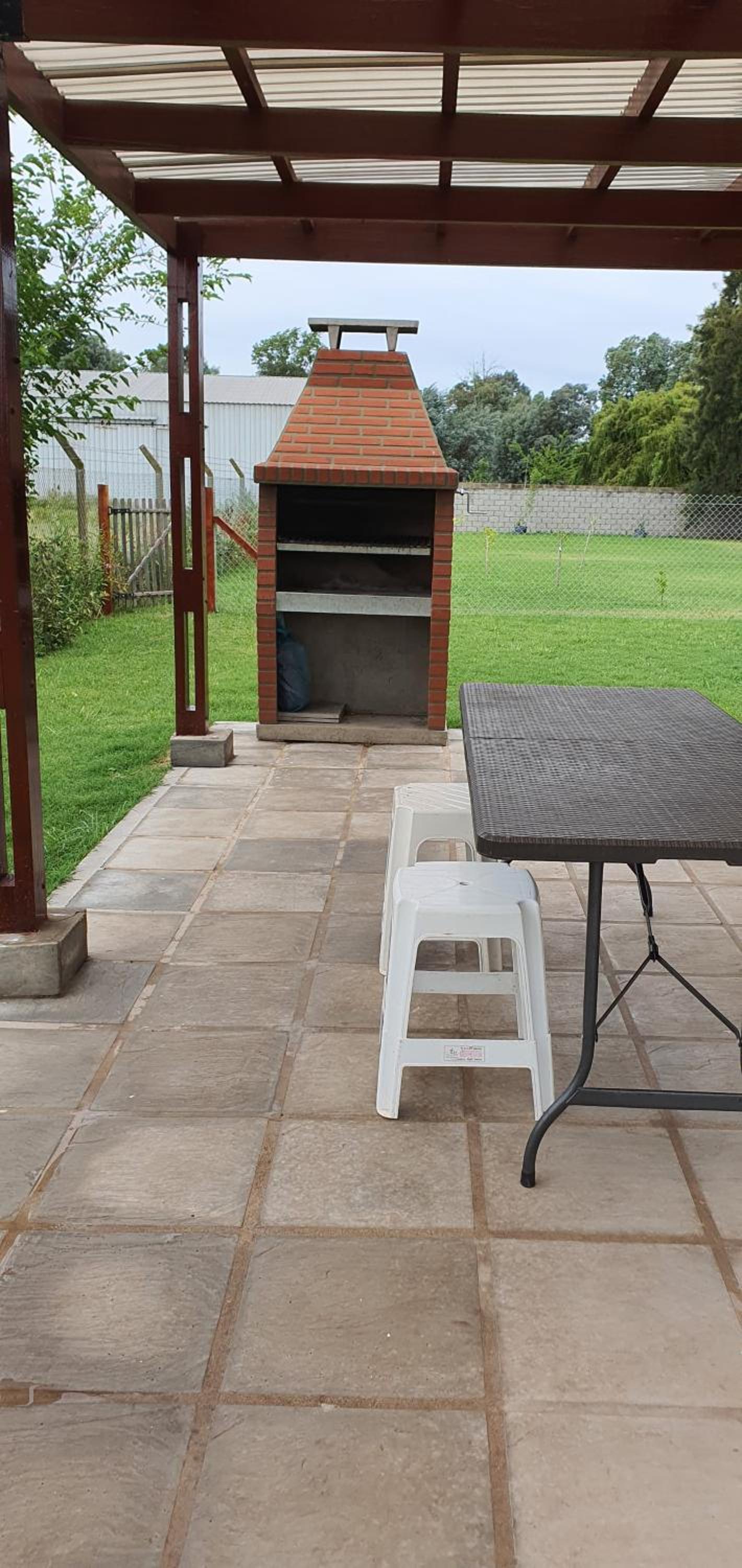 Casa con PILETA, PARRILLA y cochera cubierta