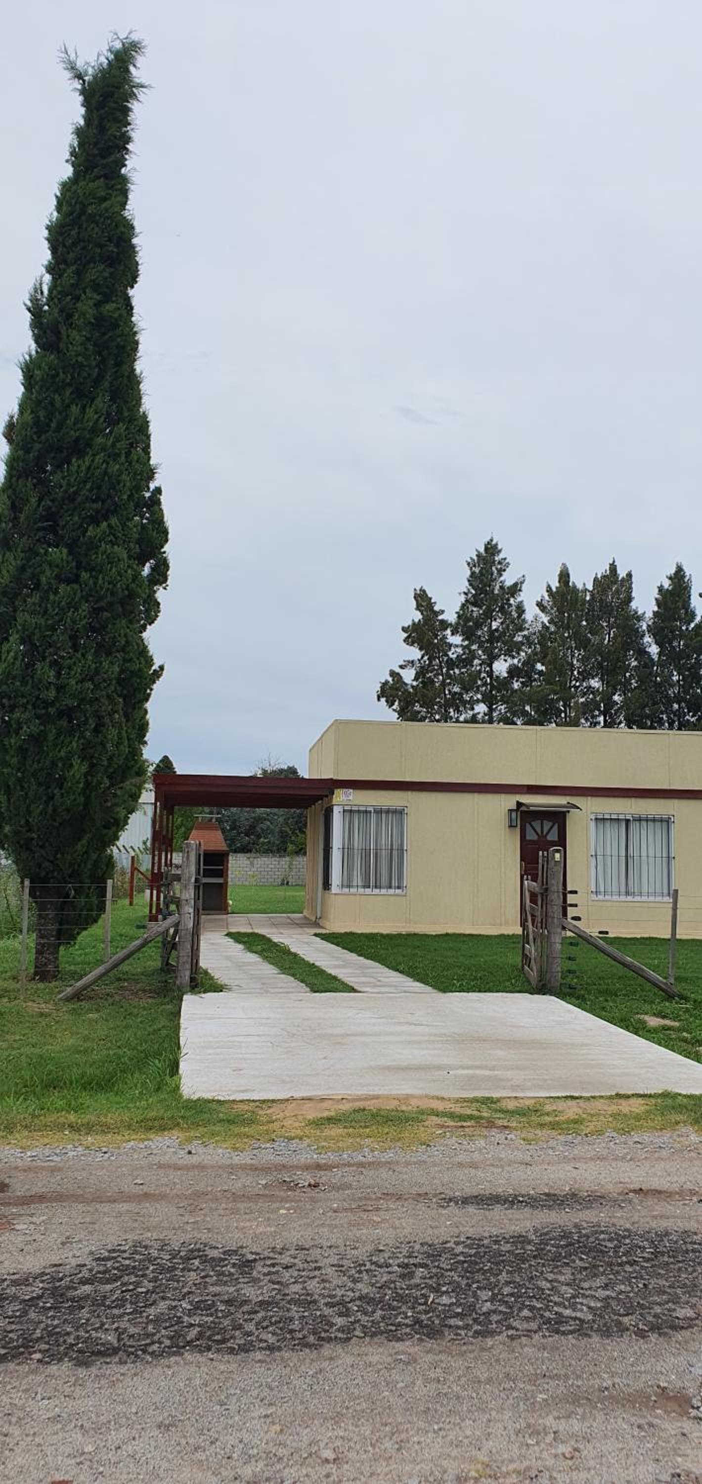 Casa con PILETA, PARRILLA y cochera cubierta