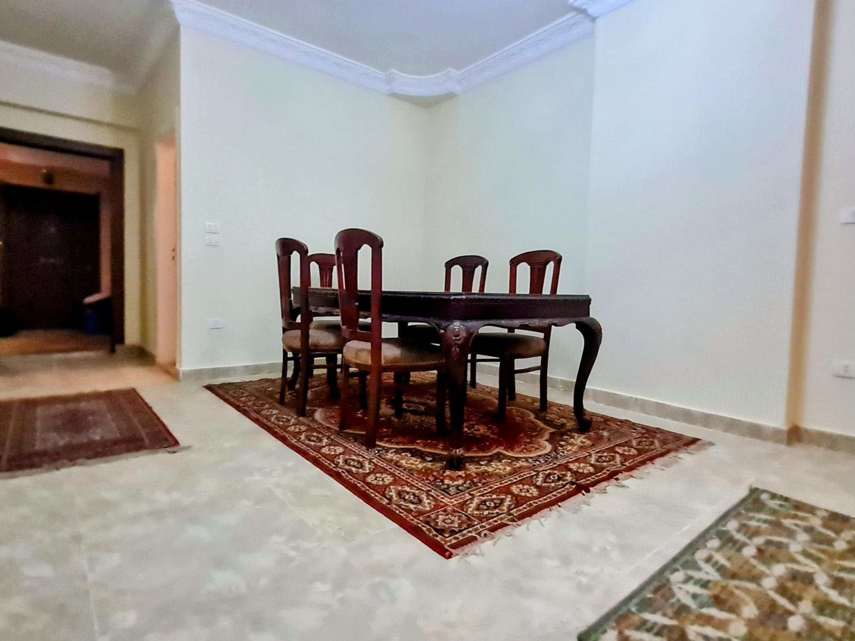Complex Apts Near AUC And Malls