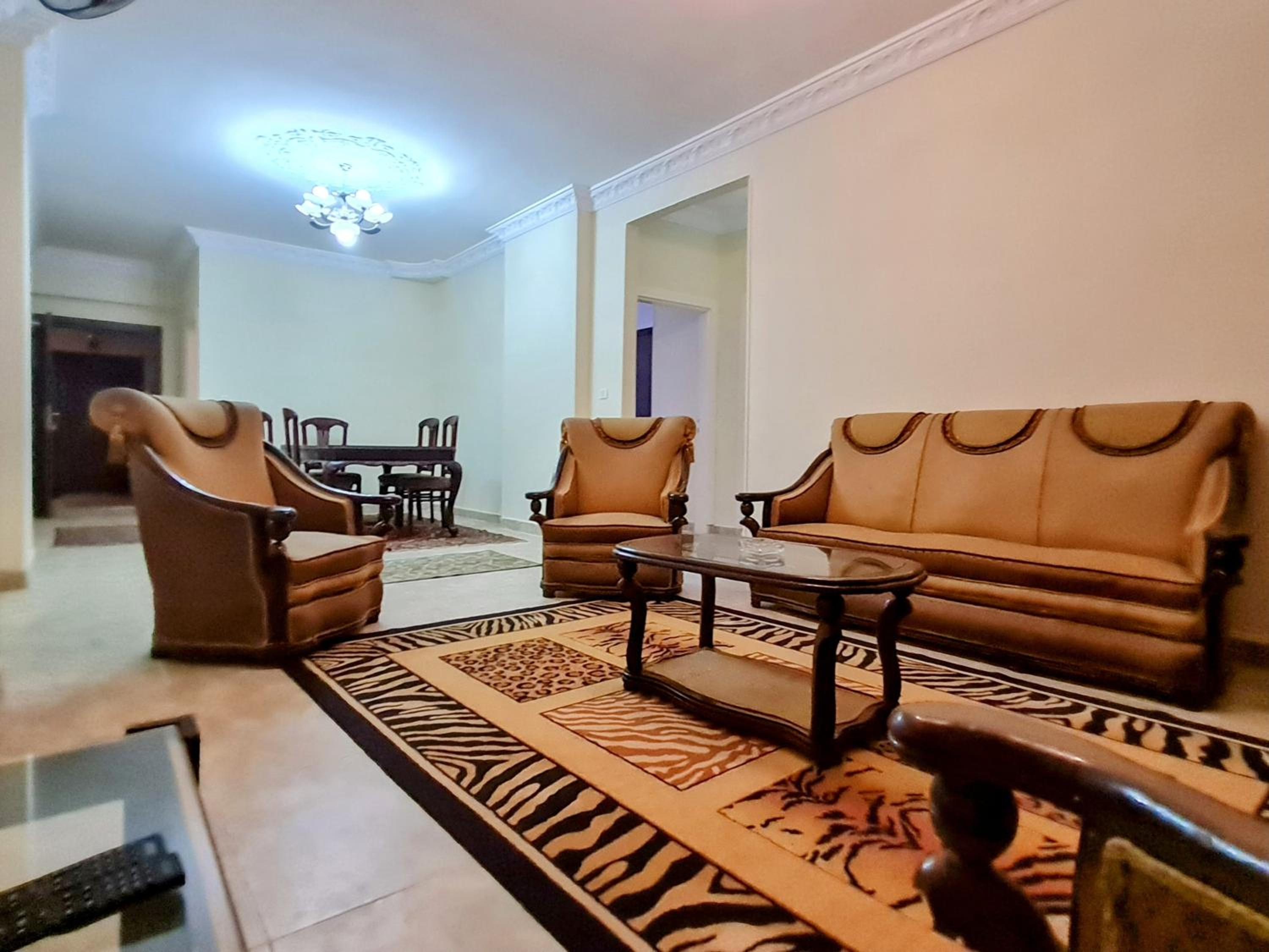 Complex Apts Near AUC And Malls