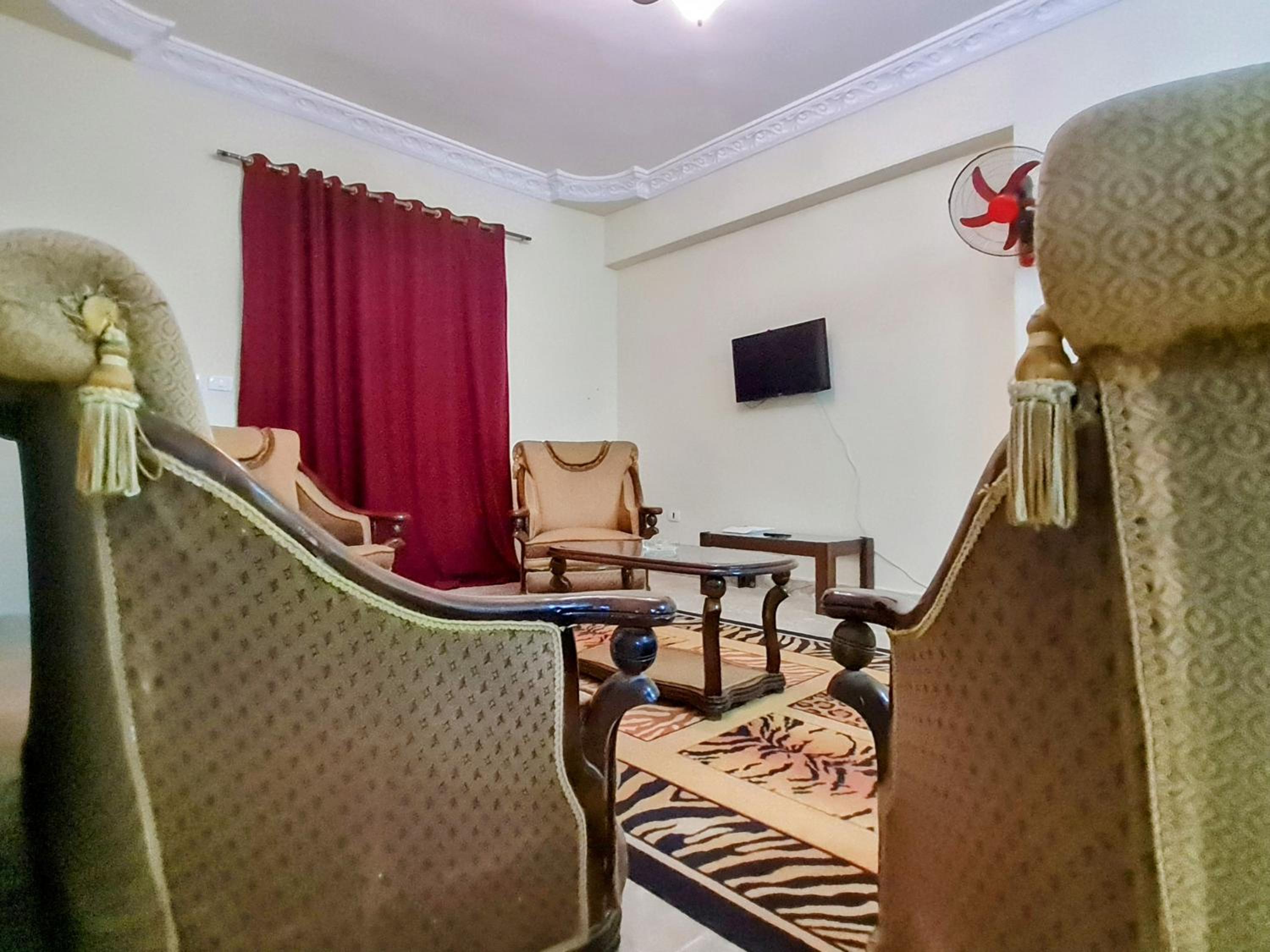 Complex Apts Near AUC And Malls
