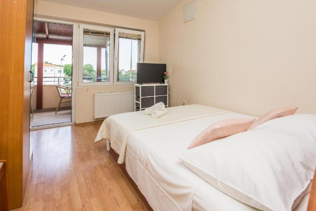 Apartments Mira