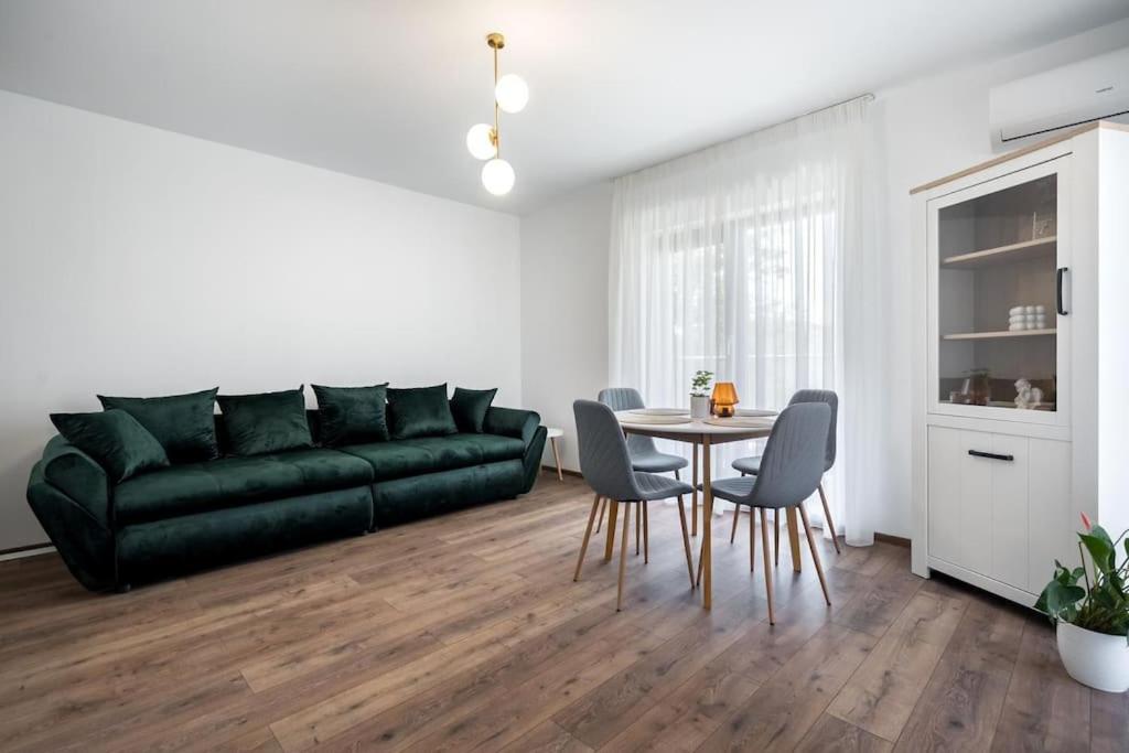 Pepita - Elegant 2BR Apt with Garden View view 5