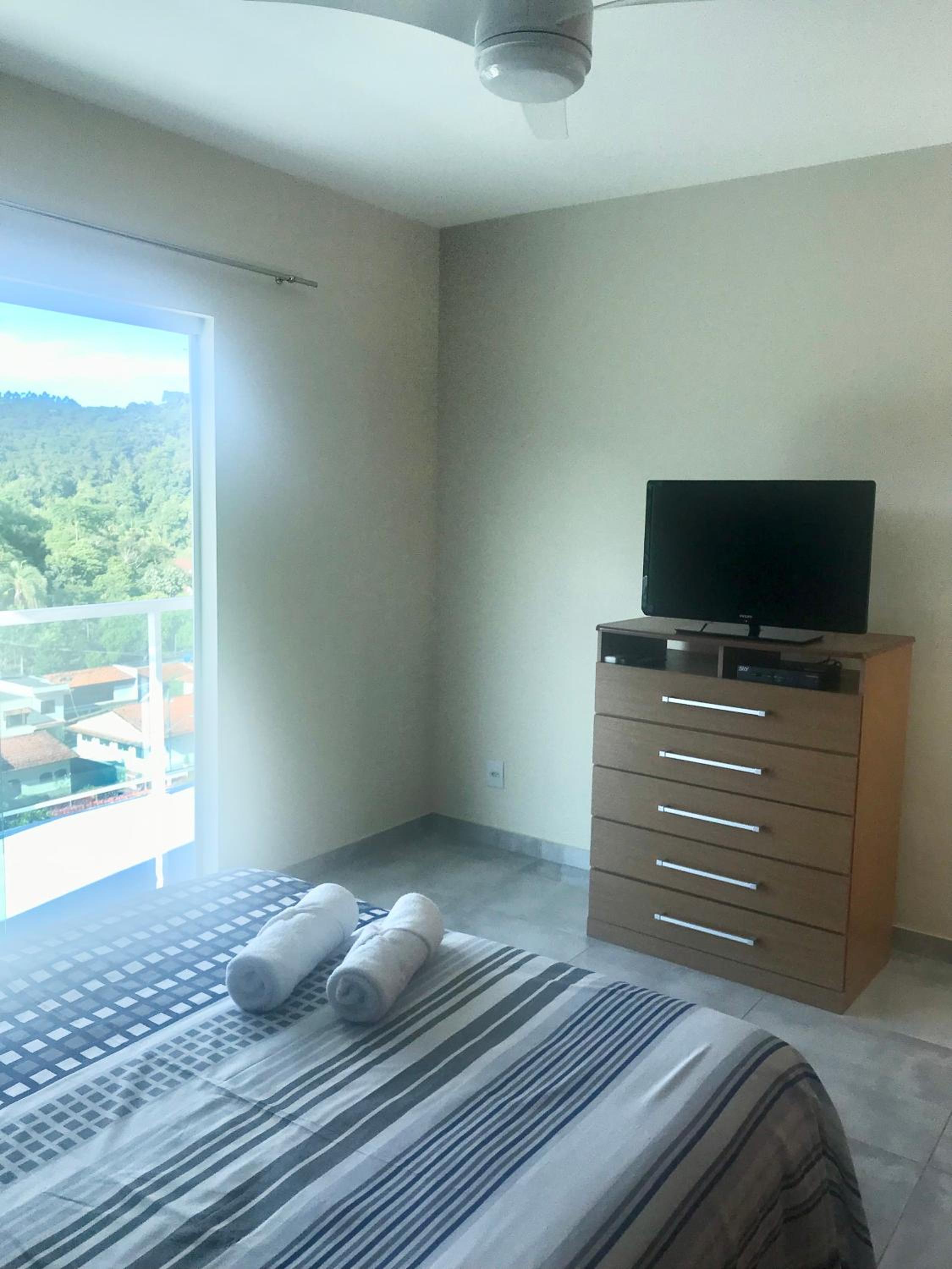 Casa de vidro com vista para a Mata Atlântica no Centro de Miguel Pereira