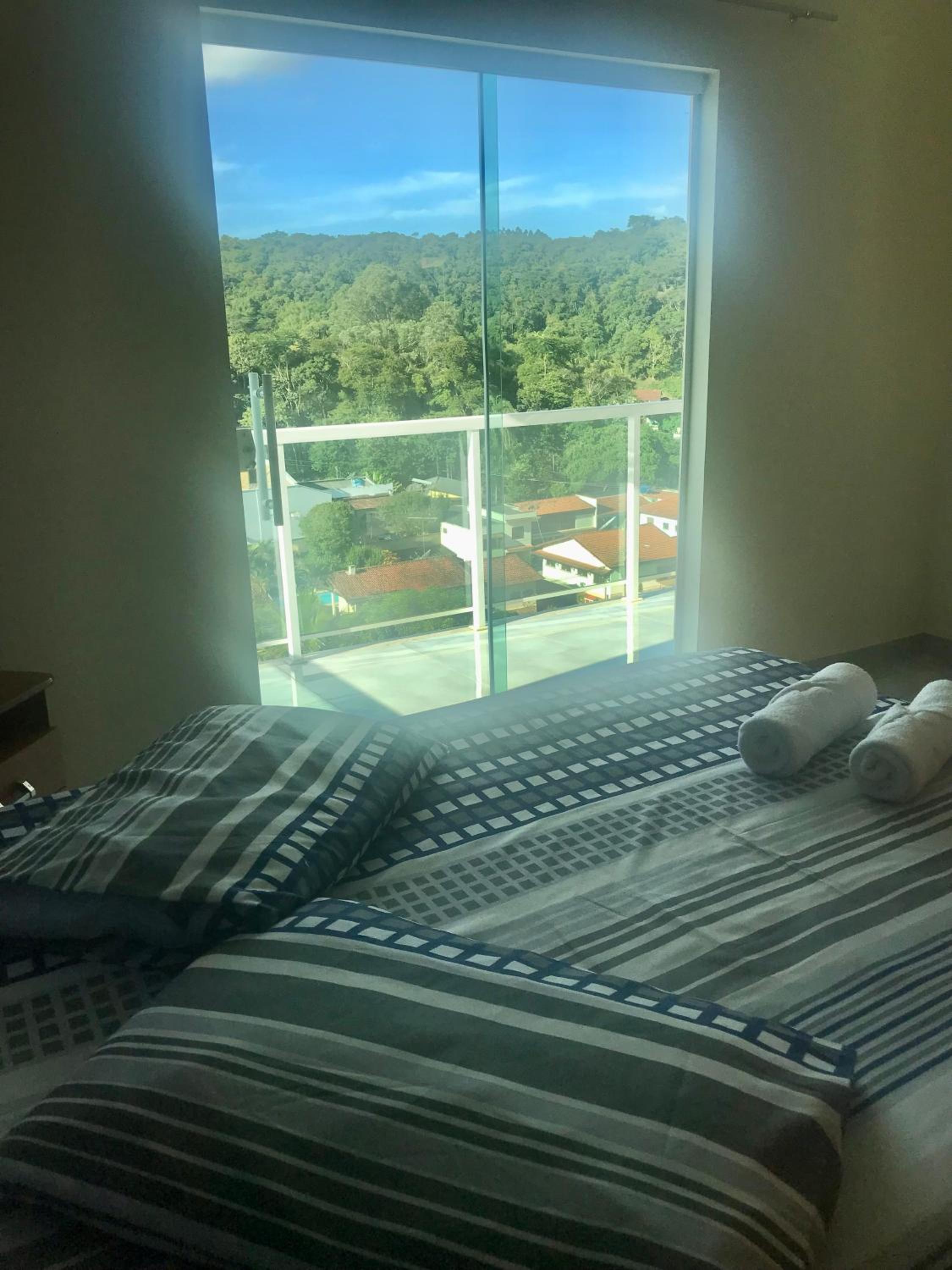 Casa de vidro com vista para a Mata Atlântica no Centro de Miguel Pereira