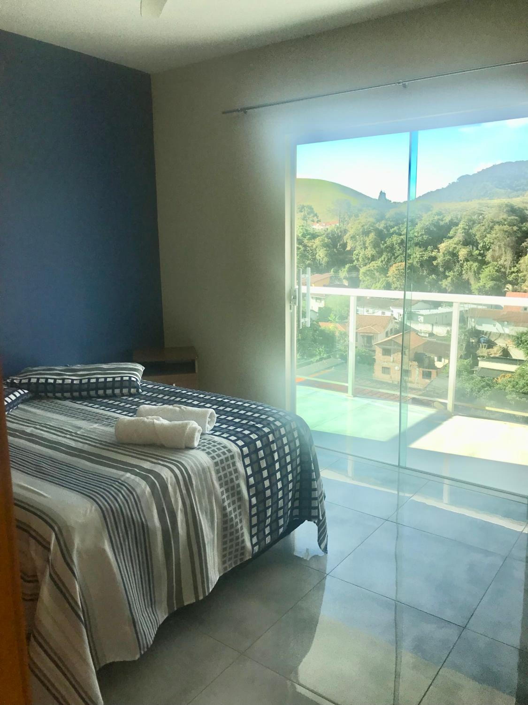 Casa de vidro com vista para a Mata Atlântica no Centro de Miguel Pereira