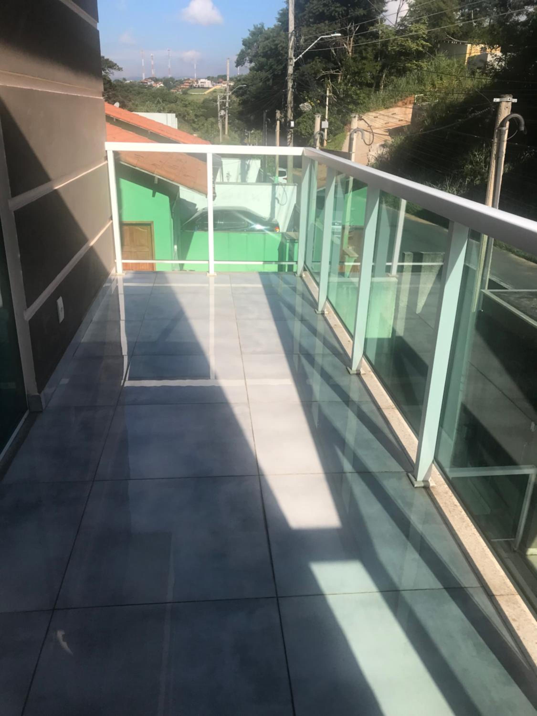 Casa de vidro com vista para a Mata Atlântica no Centro de Miguel Pereira