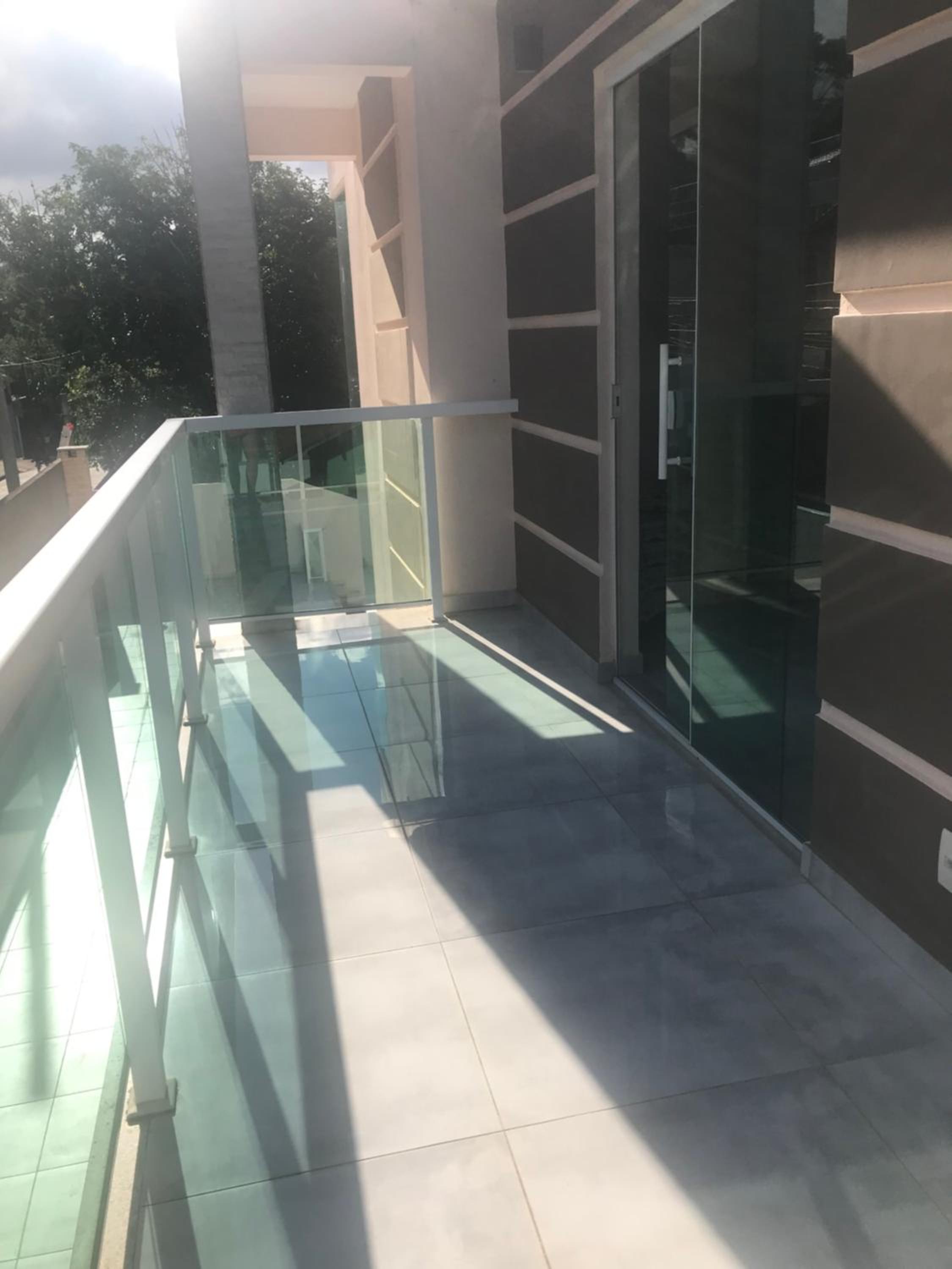 Casa de vidro com vista para a Mata Atlântica no Centro de Miguel Pereira