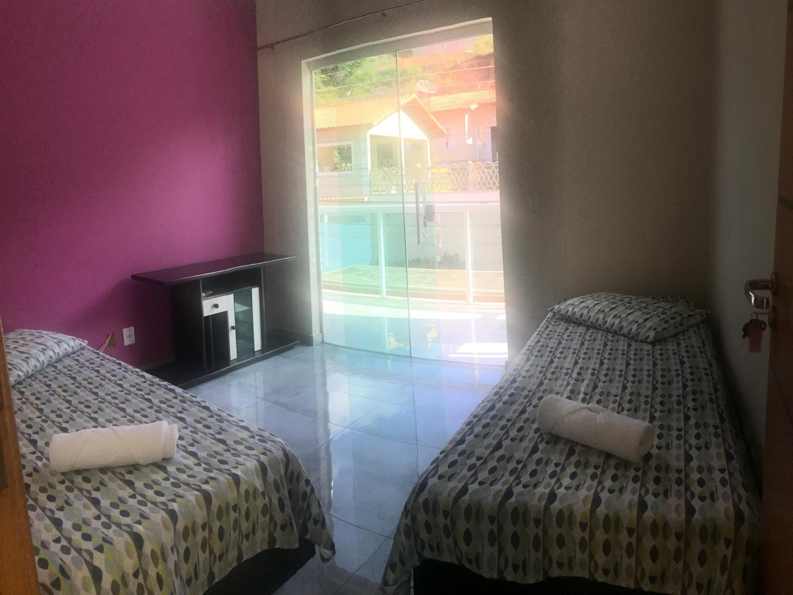 Casa de vidro com vista para a Mata Atlântica no Centro de Miguel Pereira