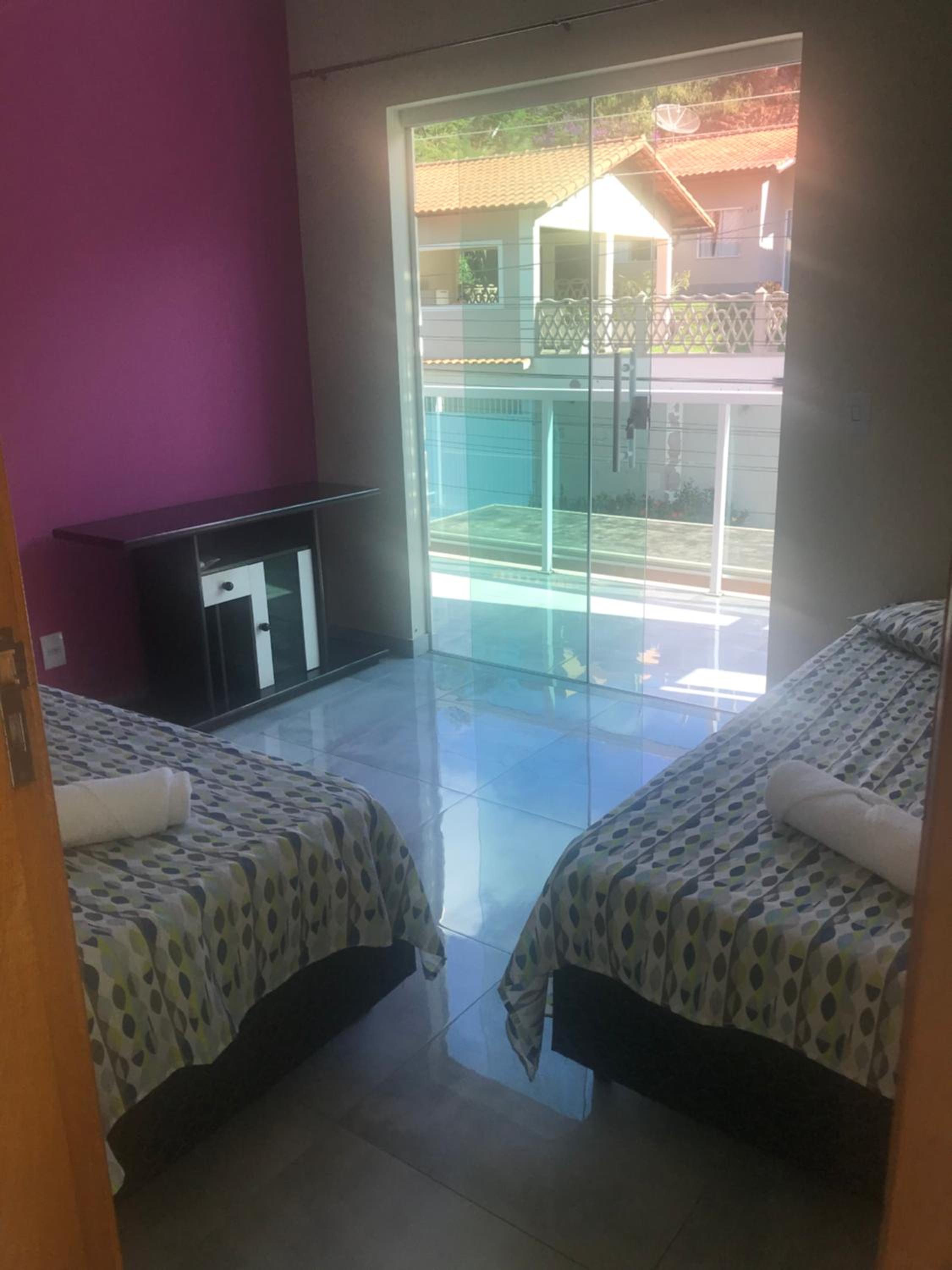 Casa de vidro com vista para a Mata Atlântica no Centro de Miguel Pereira