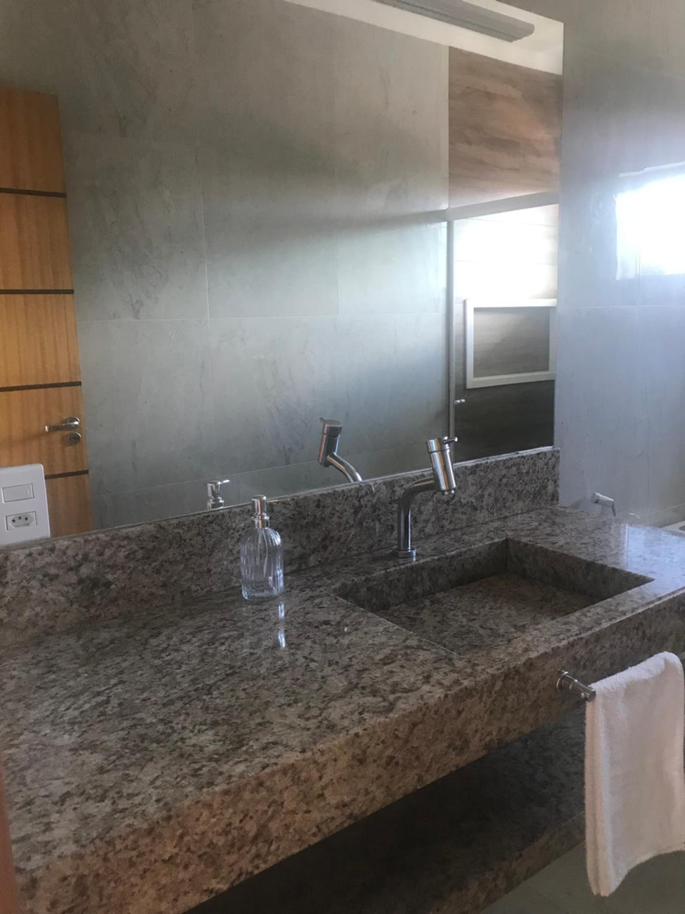 Casa de vidro com vista para a Mata Atlântica no Centro de Miguel Pereira