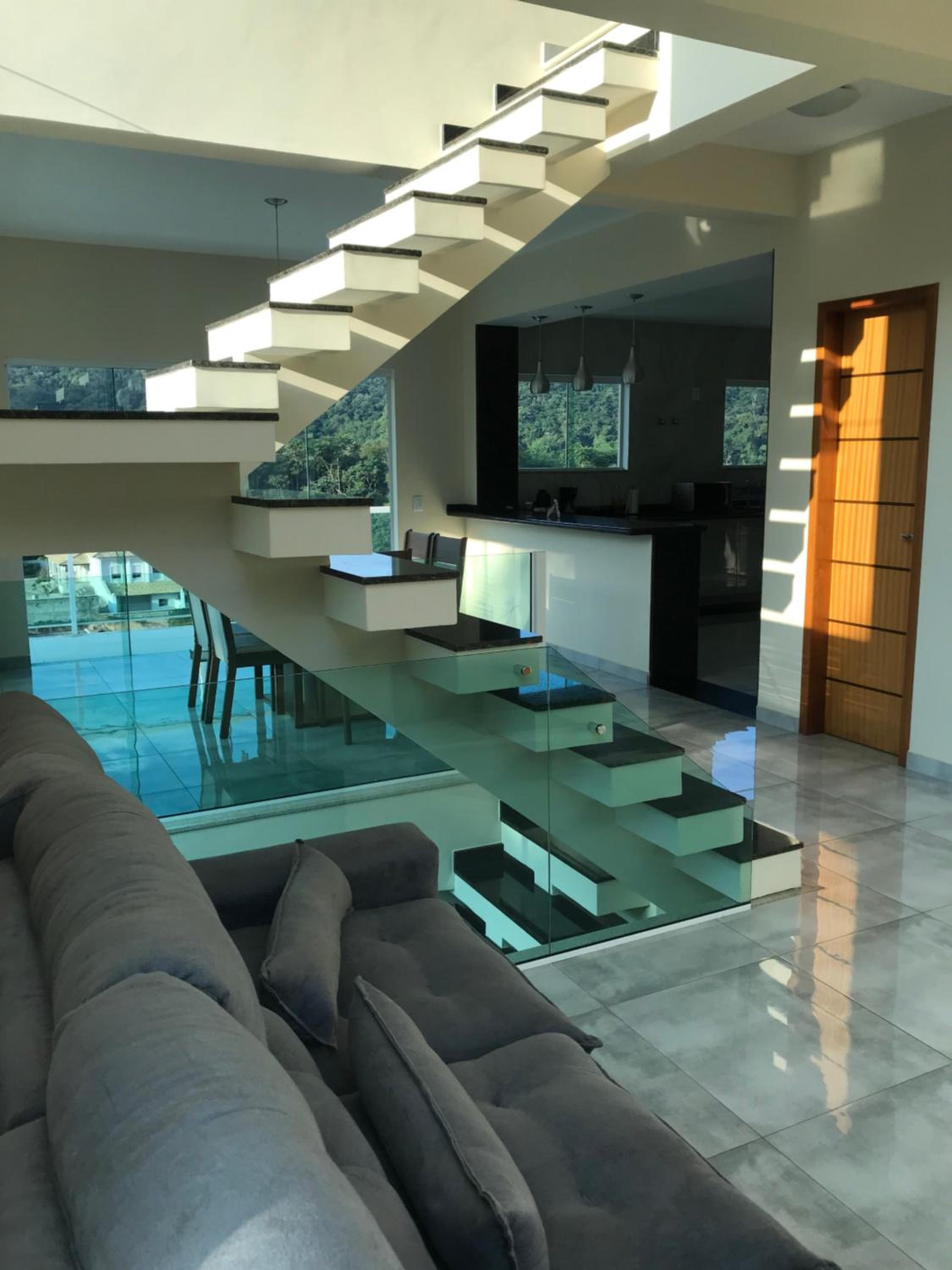 Casa de vidro com vista para a Mata Atlântica no Centro de Miguel Pereira