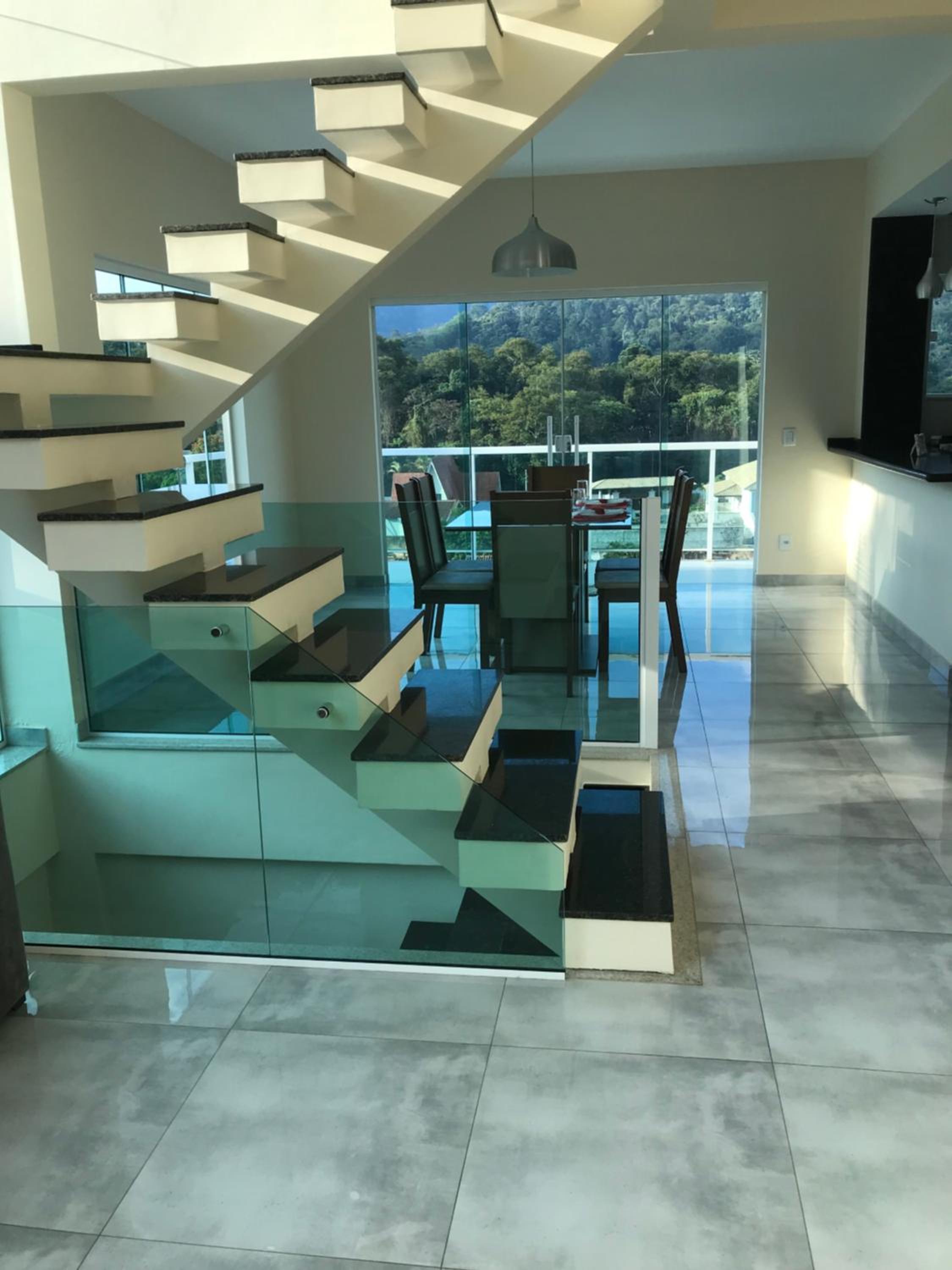 Casa de vidro com vista para a Mata Atlântica no Centro de Miguel Pereira