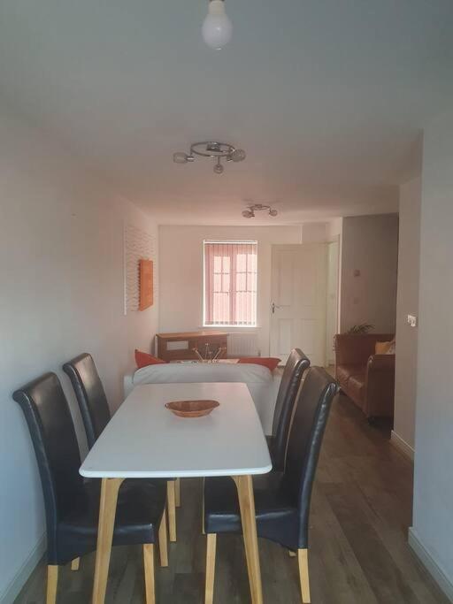 Home near Rugby Station for contractors and Work Commuters, 5 bedroom, Free Parking & Garden view 2