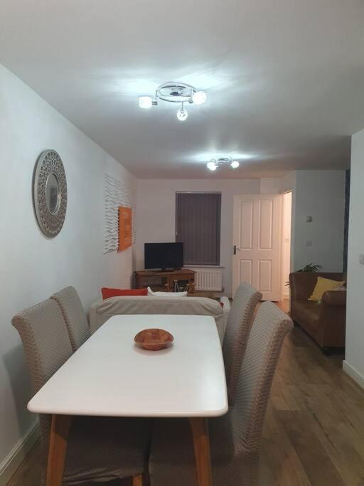 Home near Rugby Station for contractors and Work Commuters, 5 bedroom, Free Parking & Garden view 4