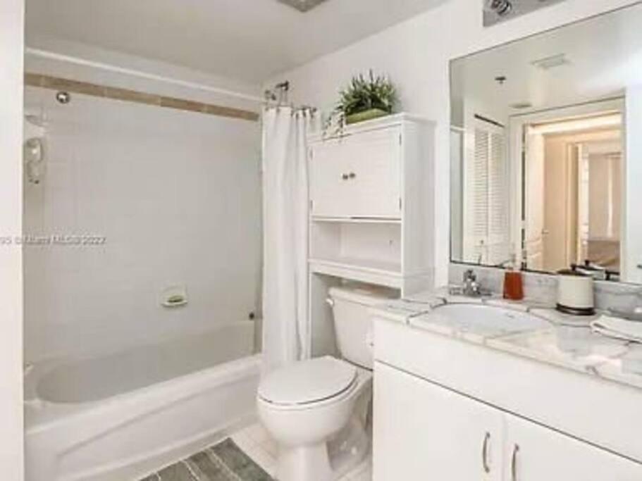 Club at Brickell Bay Bayview Balcony 1BR Free Parking