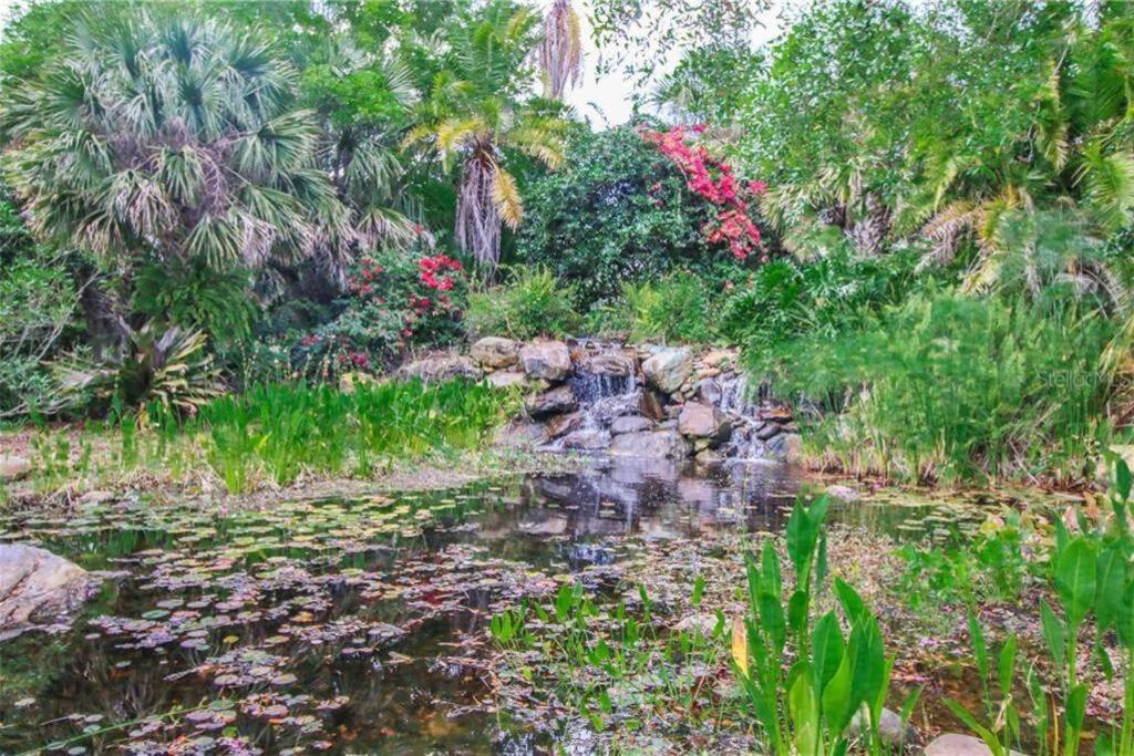 Beach Resort with poolside tiki bar and Hot Tubs near Disney World view 4
