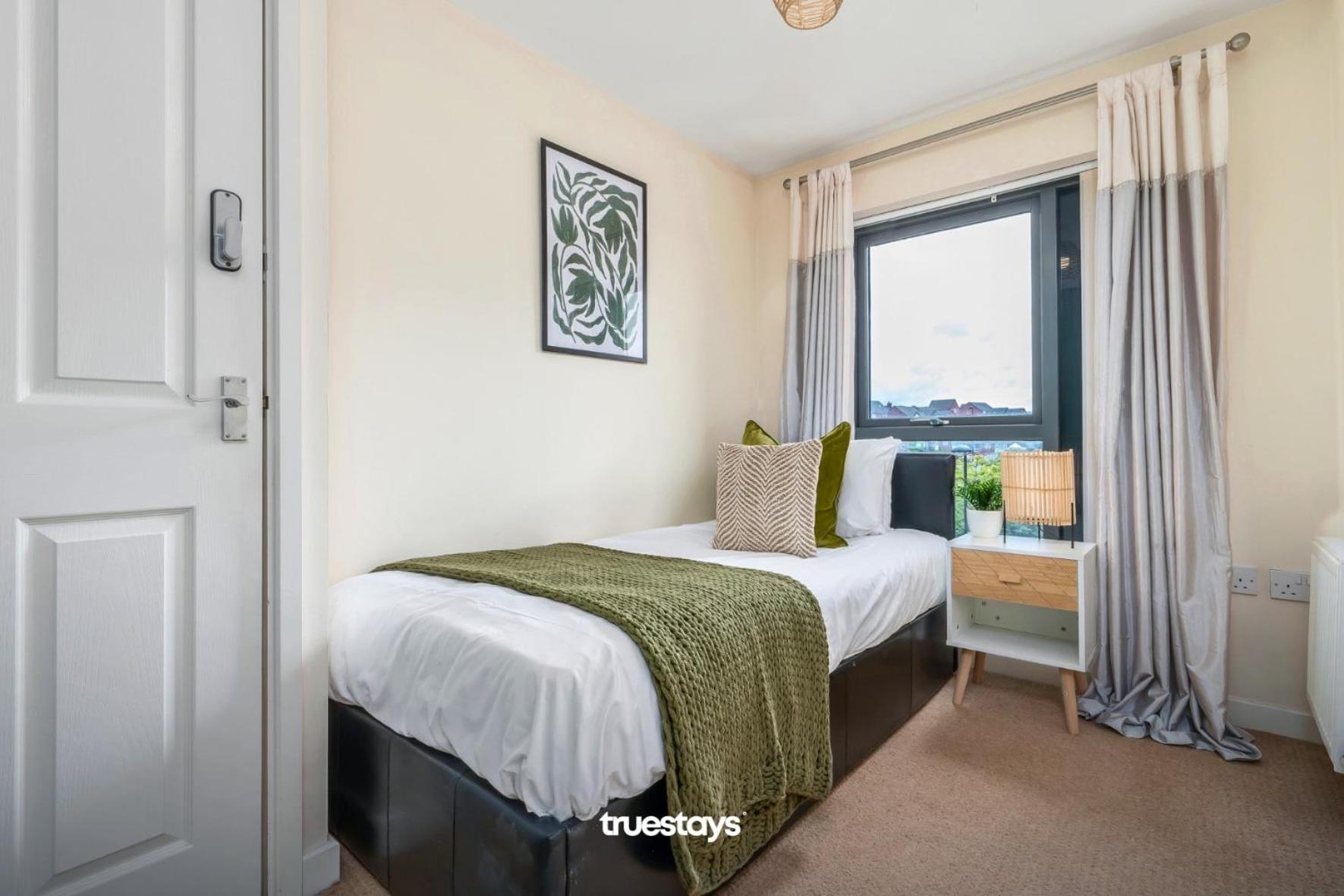NEW Greydawn House - Stunning 4 Bedroom House in Stoke-on-Trent view 4