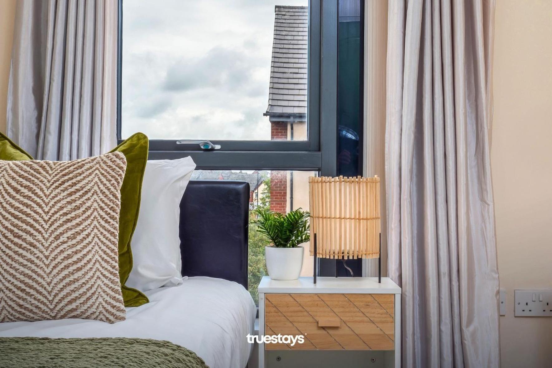 NEW Greydawn House - Stunning 4 Bedroom House in Stoke-on-Trent view 3