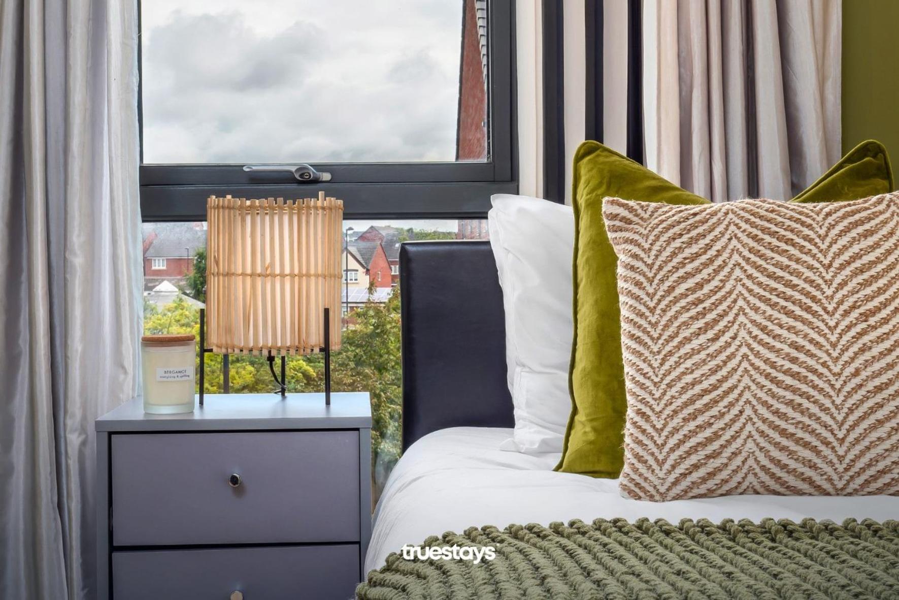 NEW Greydawn House - Stunning 4 Bedroom House in Stoke-on-Trent view 5