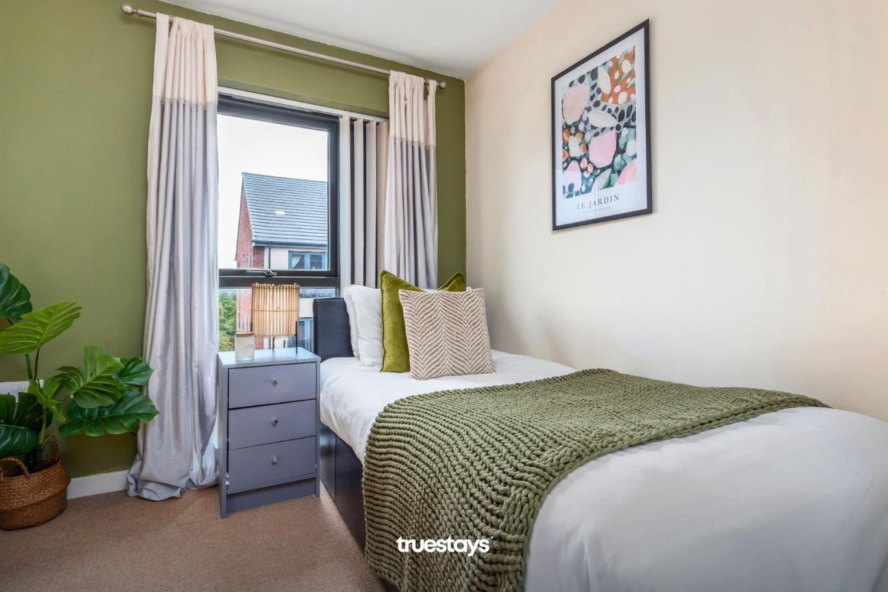 NEW Greydawn House - Stunning 4 Bedroom House in Stoke-on-Trent view 2