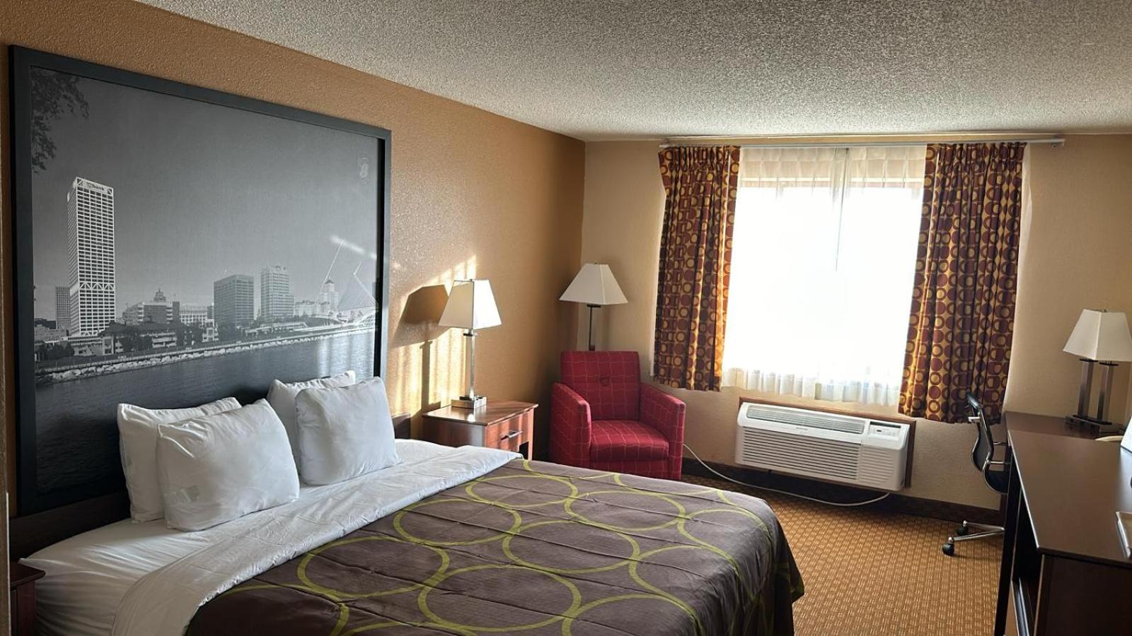 Super 8 by Wyndham Sturtevant Racine - Property Image 3