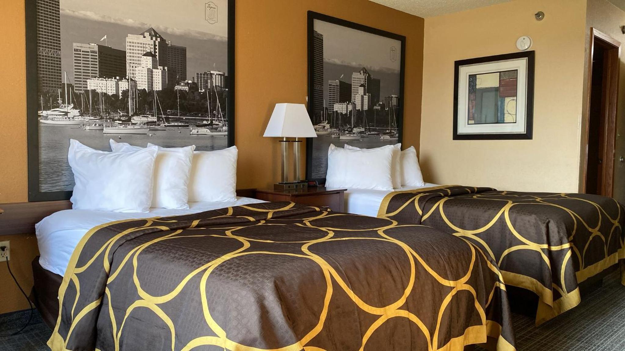 Super 8 by Wyndham Sturtevant Racine - Property Image 2