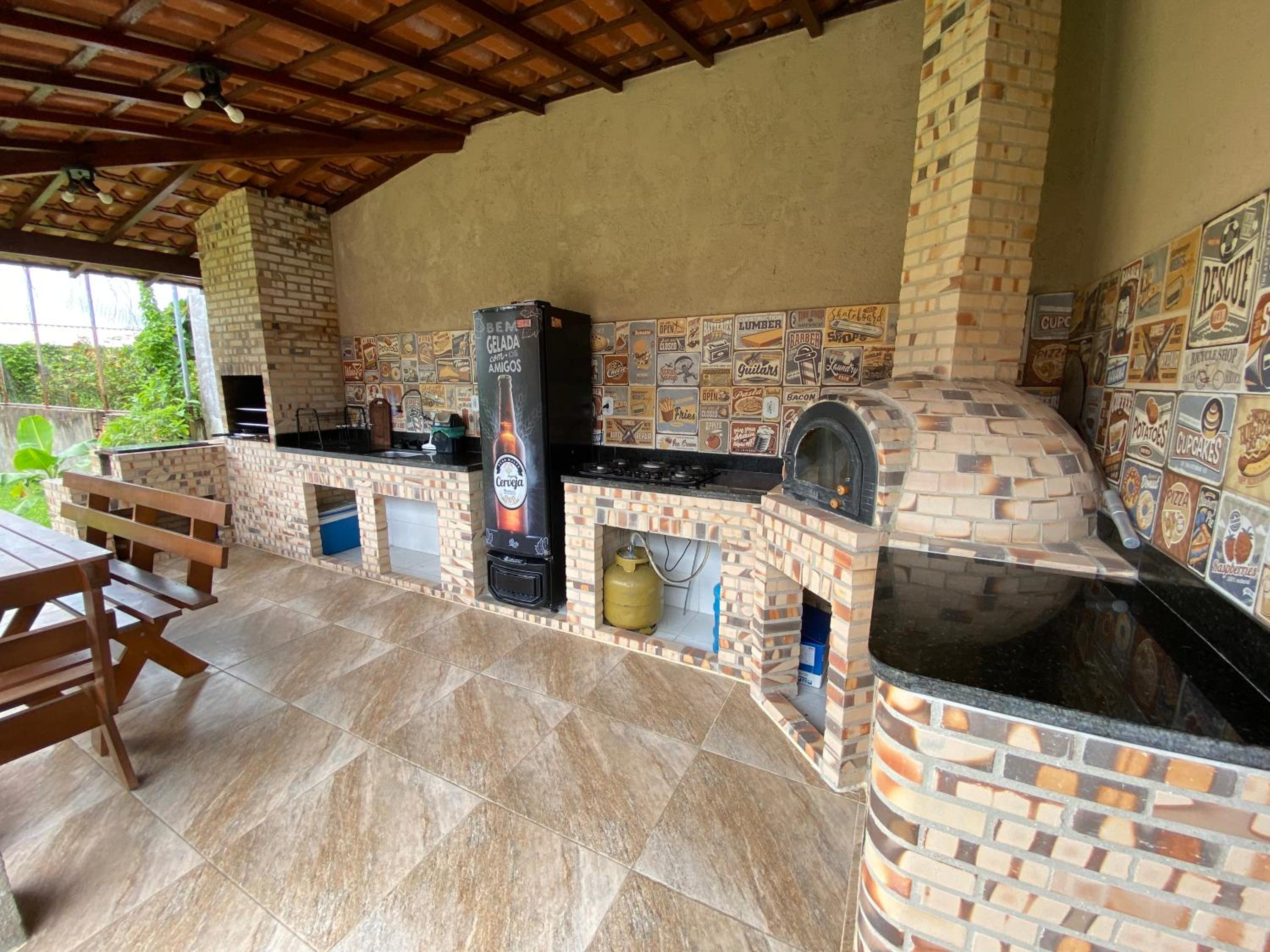 Casa com piscina, ar condicionado, campo de futebol e área gourmet a um quarteirão da lagoa de Praia Seca