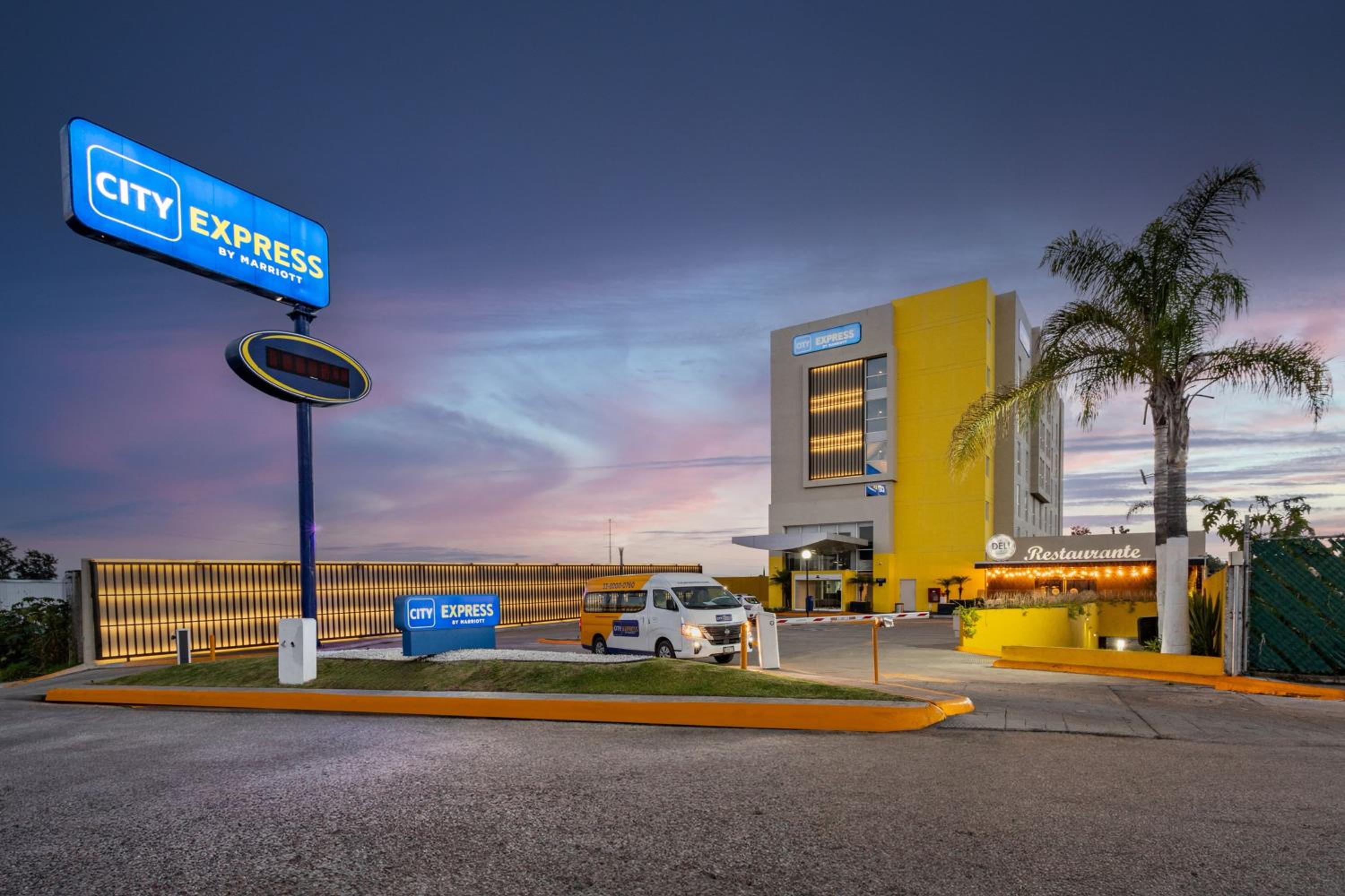 Hotel City Express by Marriott Guadalajara Aeropuerto - Image 1