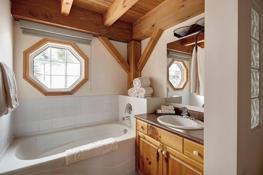 Alpine Timber Luxury Chalet w/Hot Tub