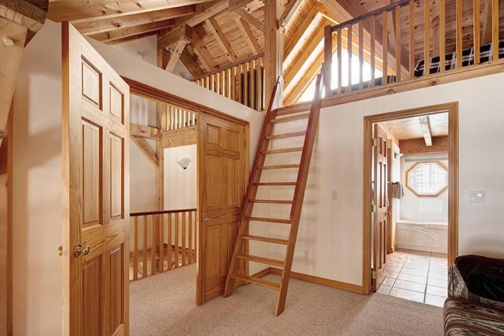 Alpine Timber Luxury Chalet w/Hot Tub