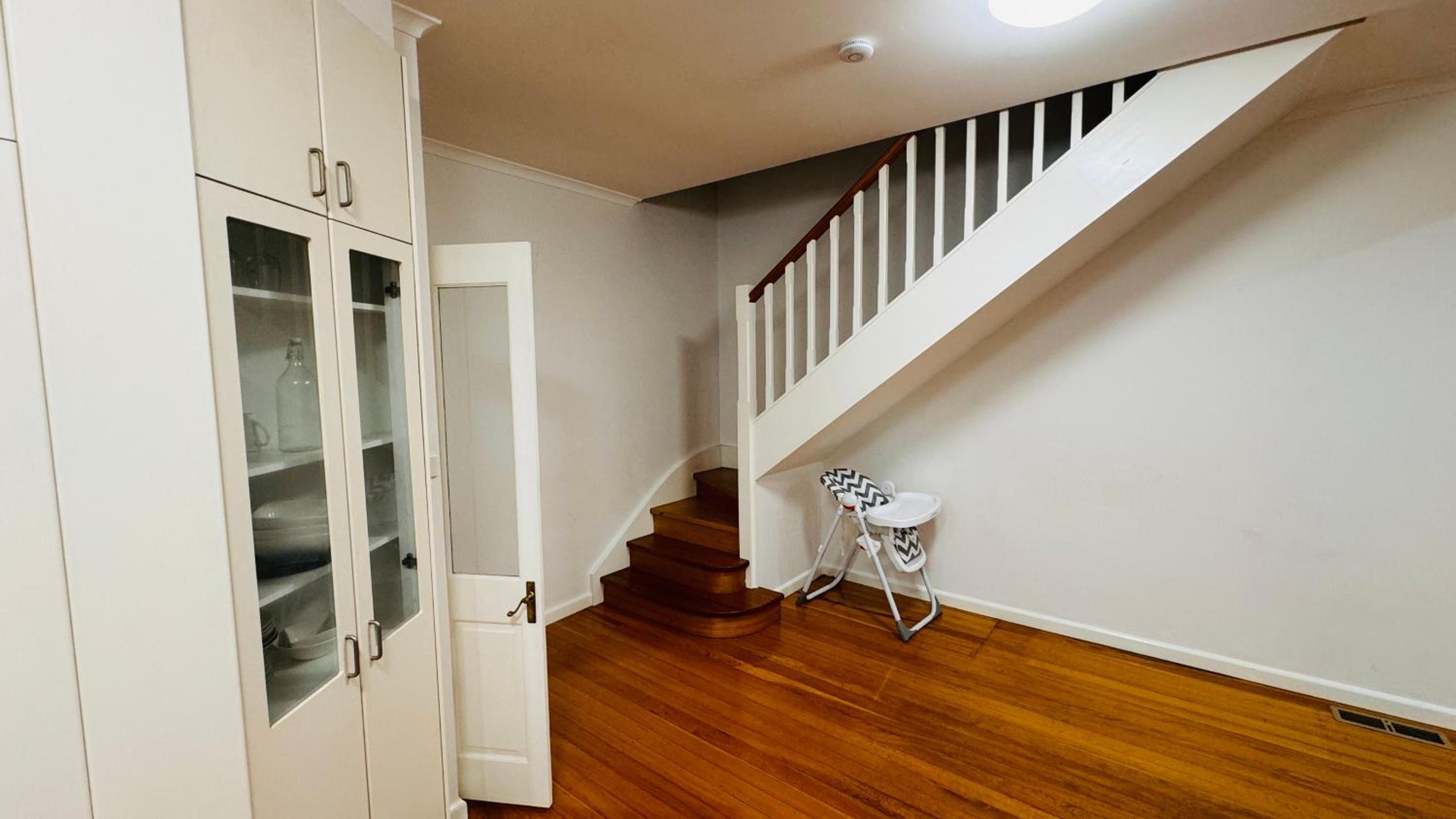 Large 5BR Home-Pool-BBQ-5 CarPark-Central Location