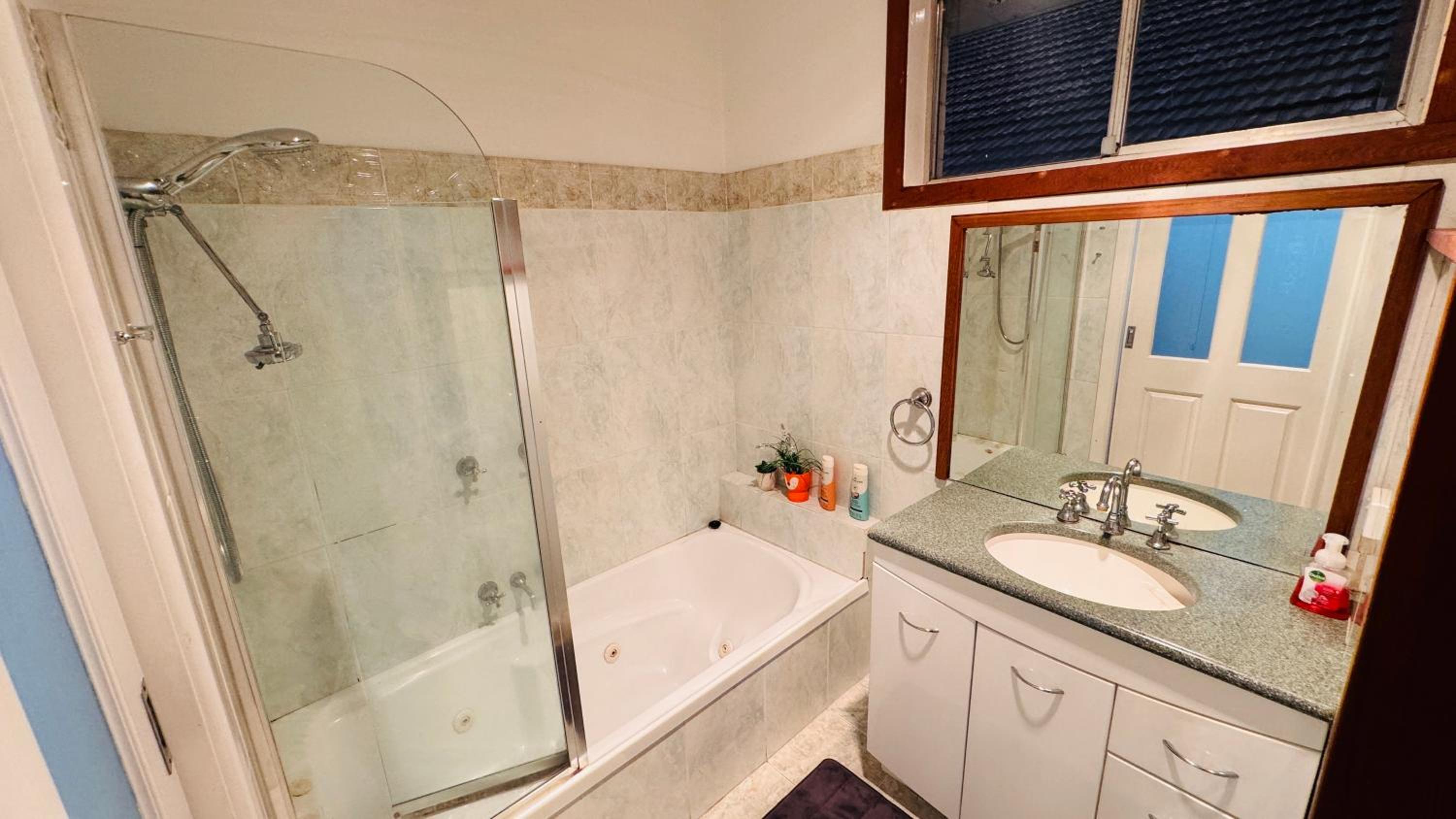 Large 5BR Home-Pool-BBQ-5 CarPark-Central Location
