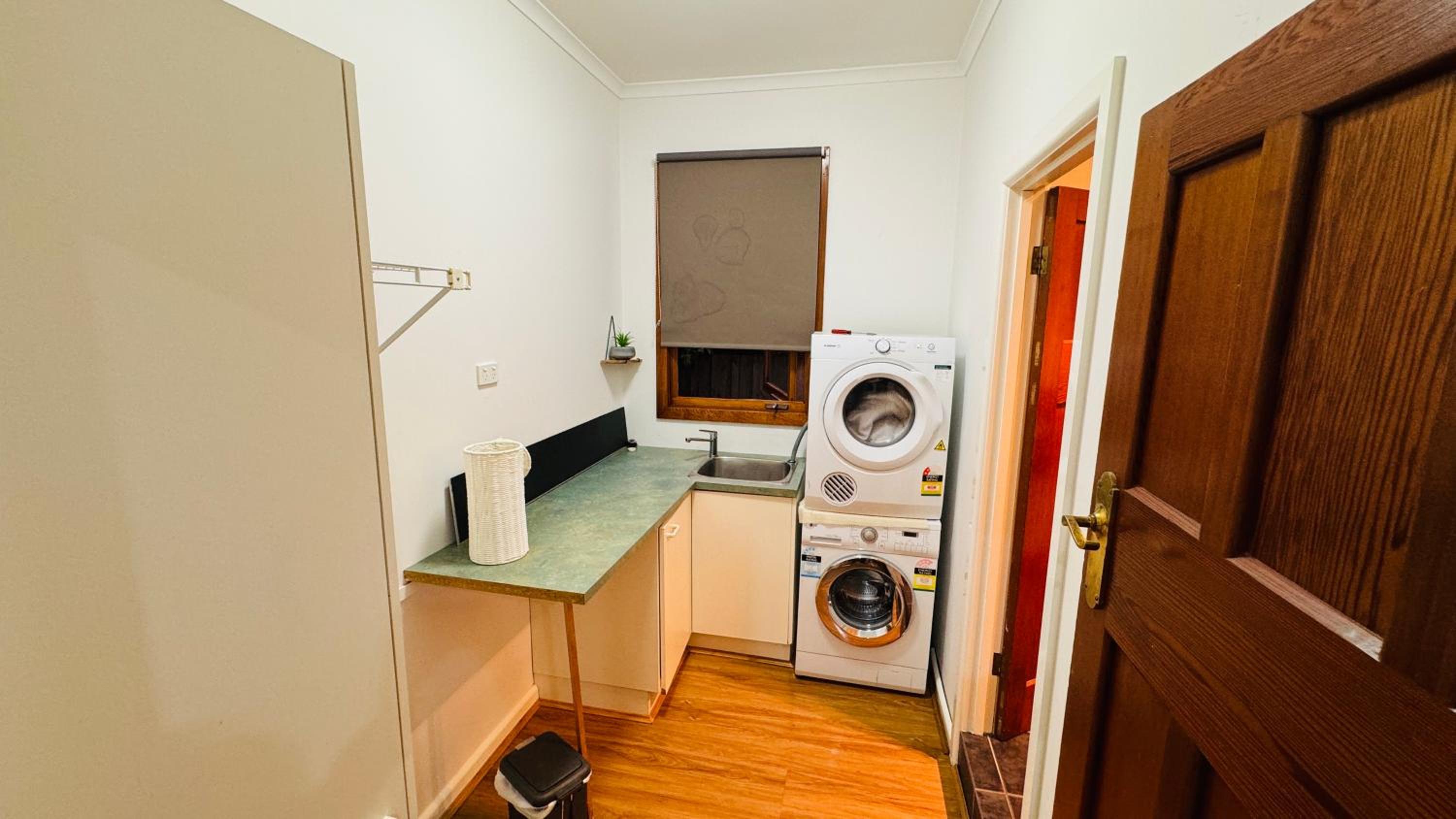 Large 5BR Home-Pool-BBQ-5 CarPark-Central Location