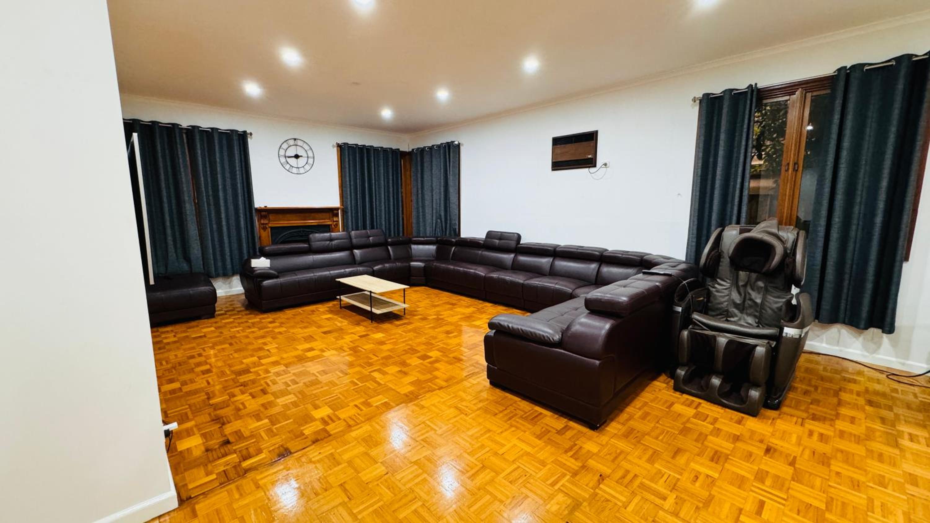 Large 5BR Home-Pool-BBQ-5 CarPark-Central Location
