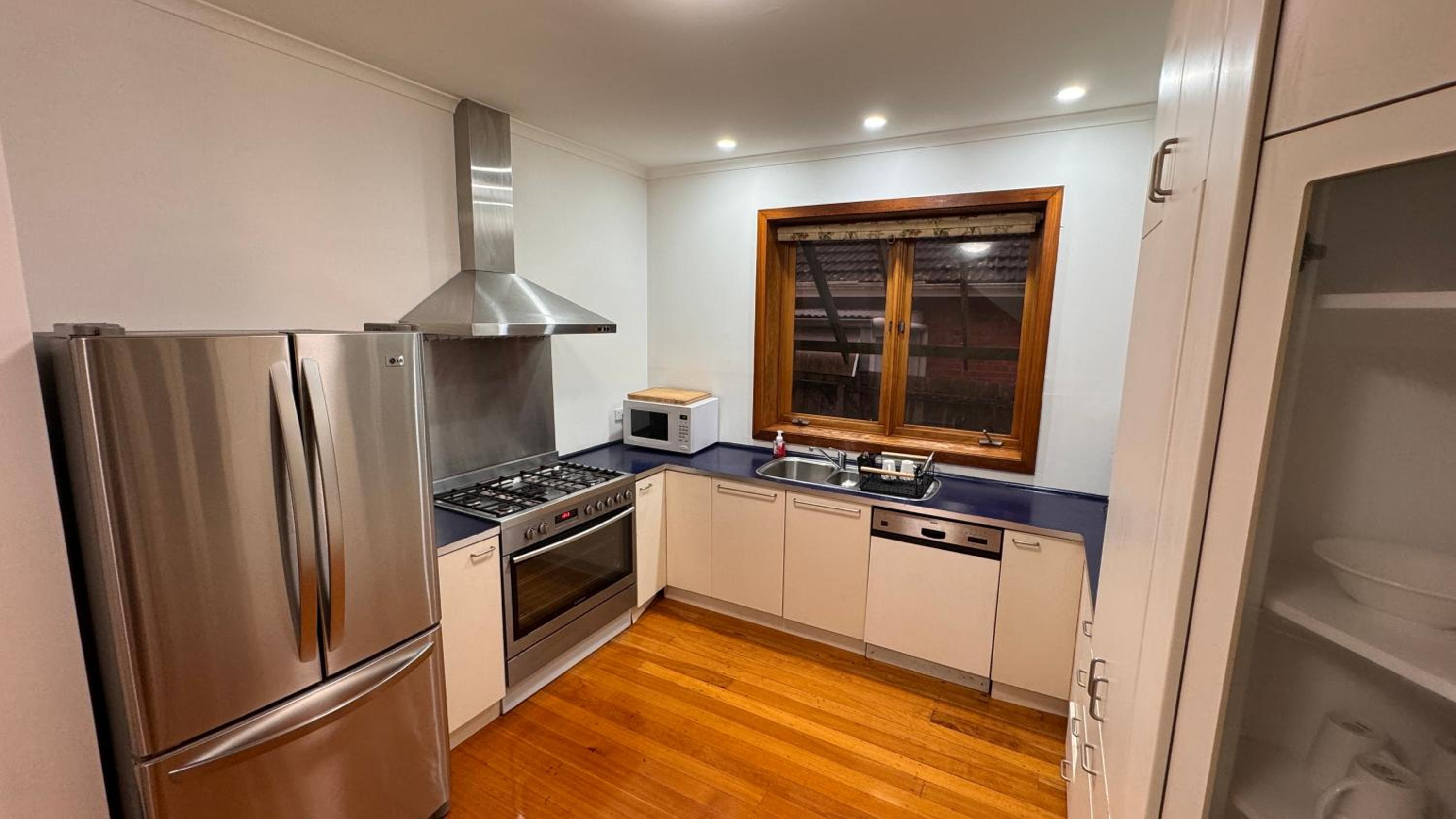 Large 5BR Home-Pool-BBQ-5 CarPark-Central Location