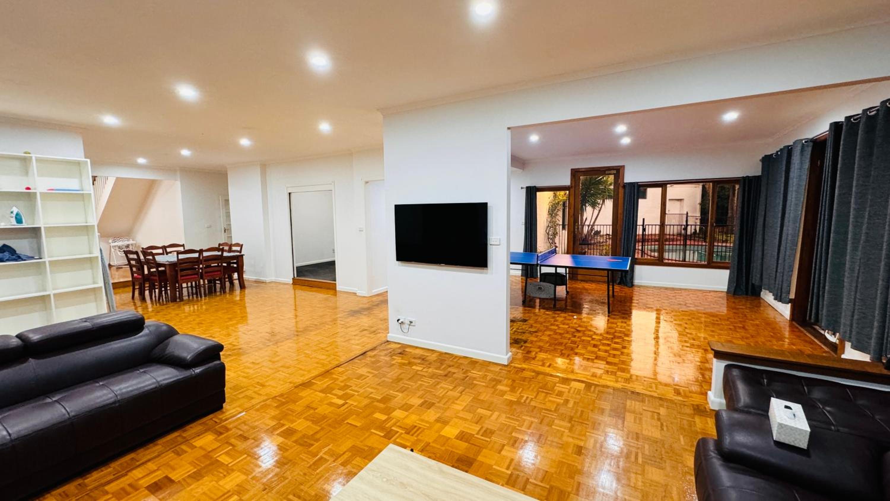Large 5BR Home-Pool-BBQ-5 CarPark-Central Location