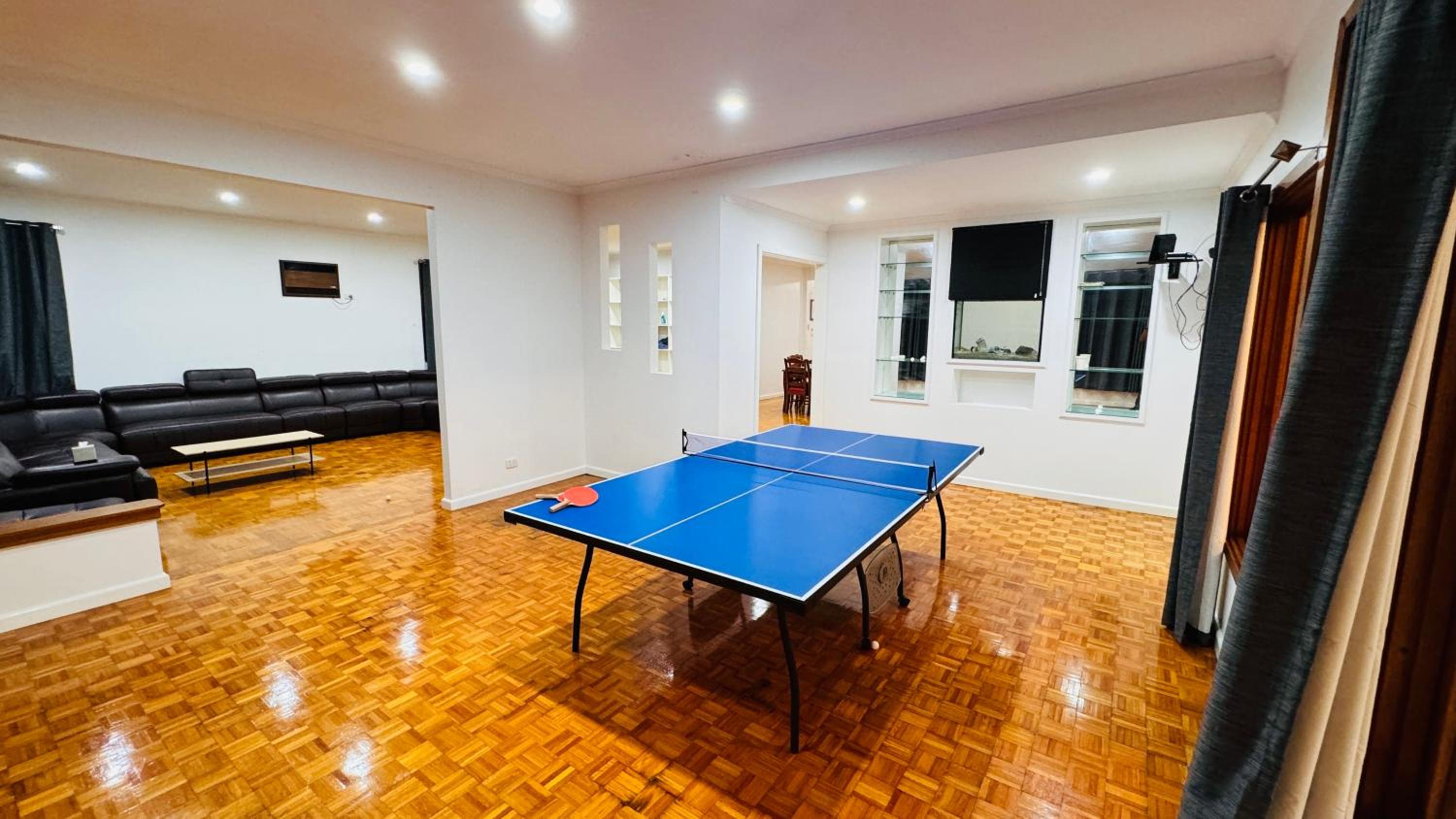 Large 5BR Home-Pool-BBQ-5 CarPark-Central Location